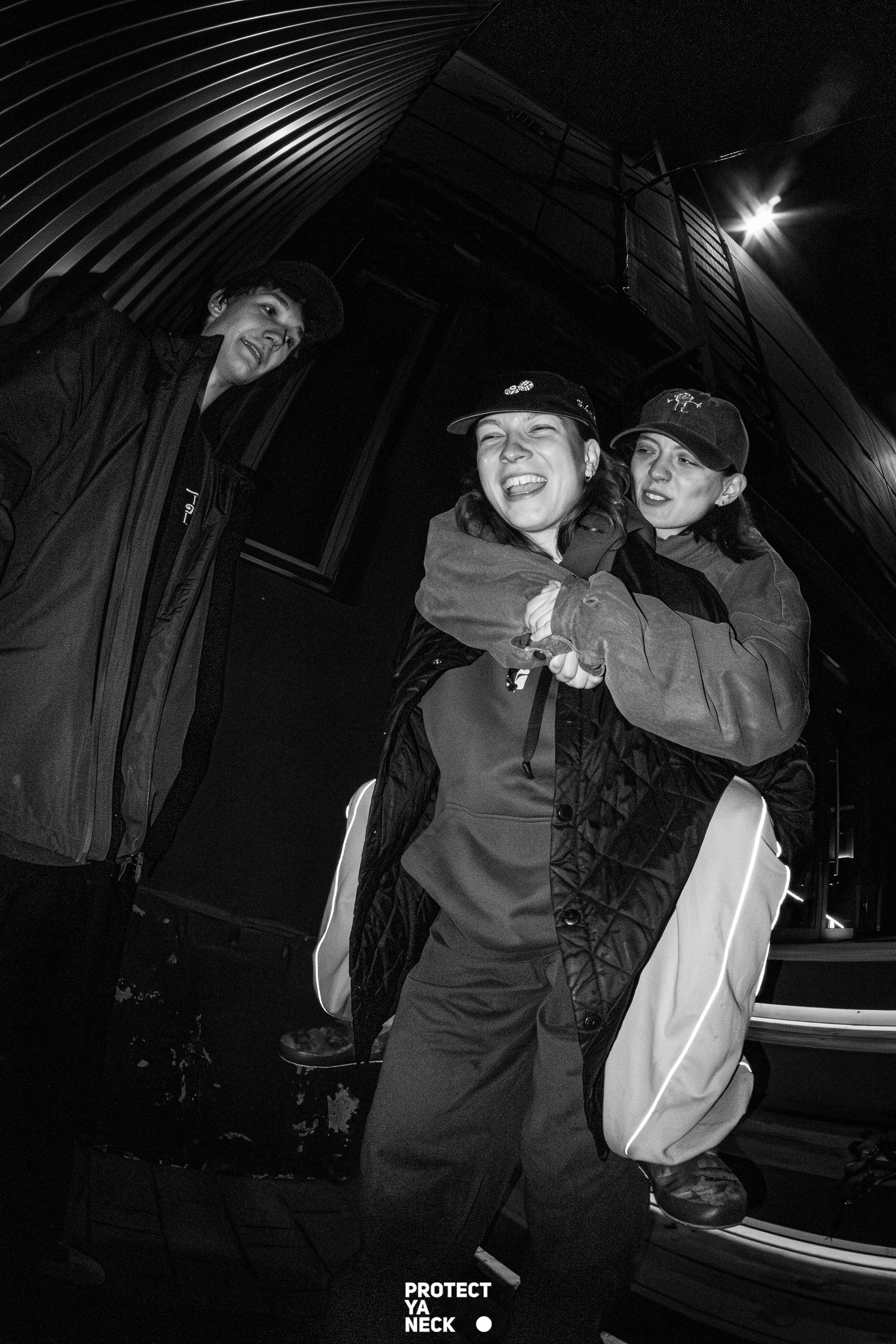 PROTECT YA NECK 22/03 (@youlovebu). Соня бу тебя сфоткала
