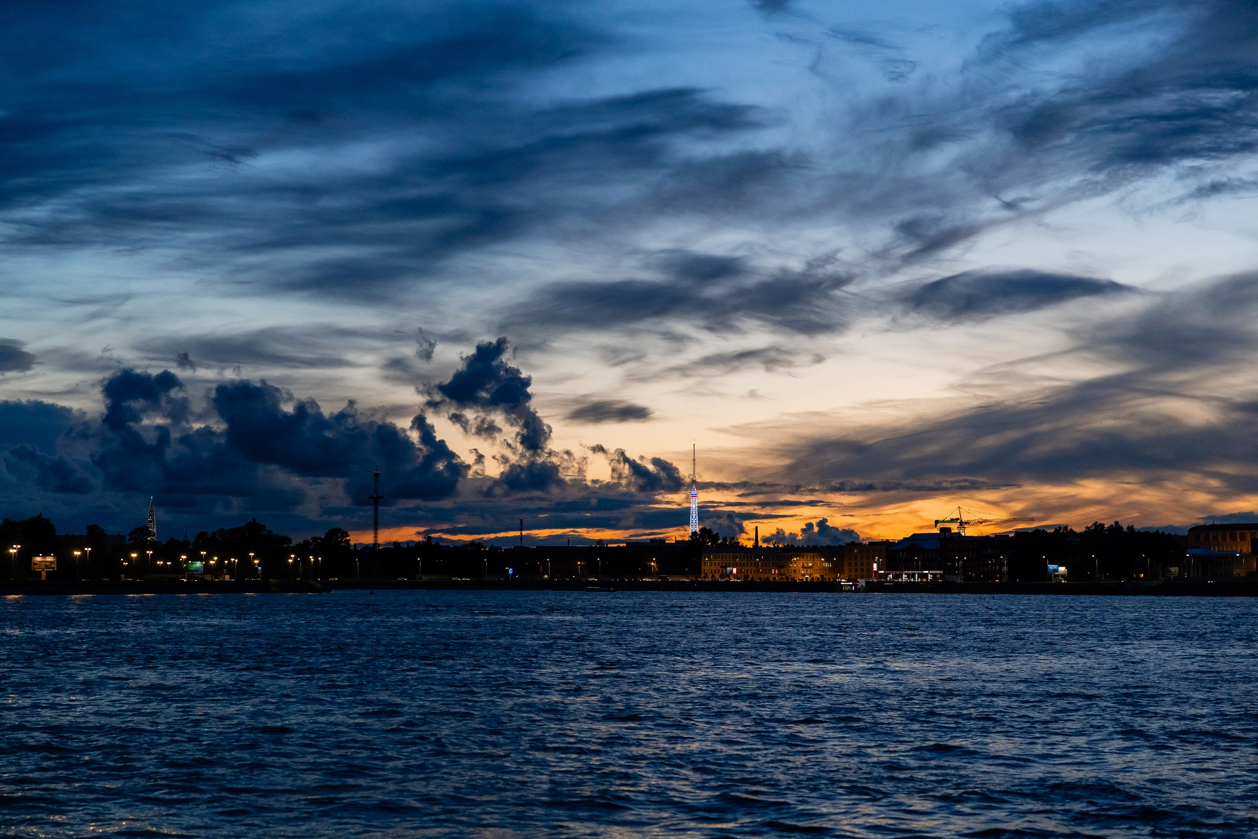 Фотография закатного неба с теплохода на Неве