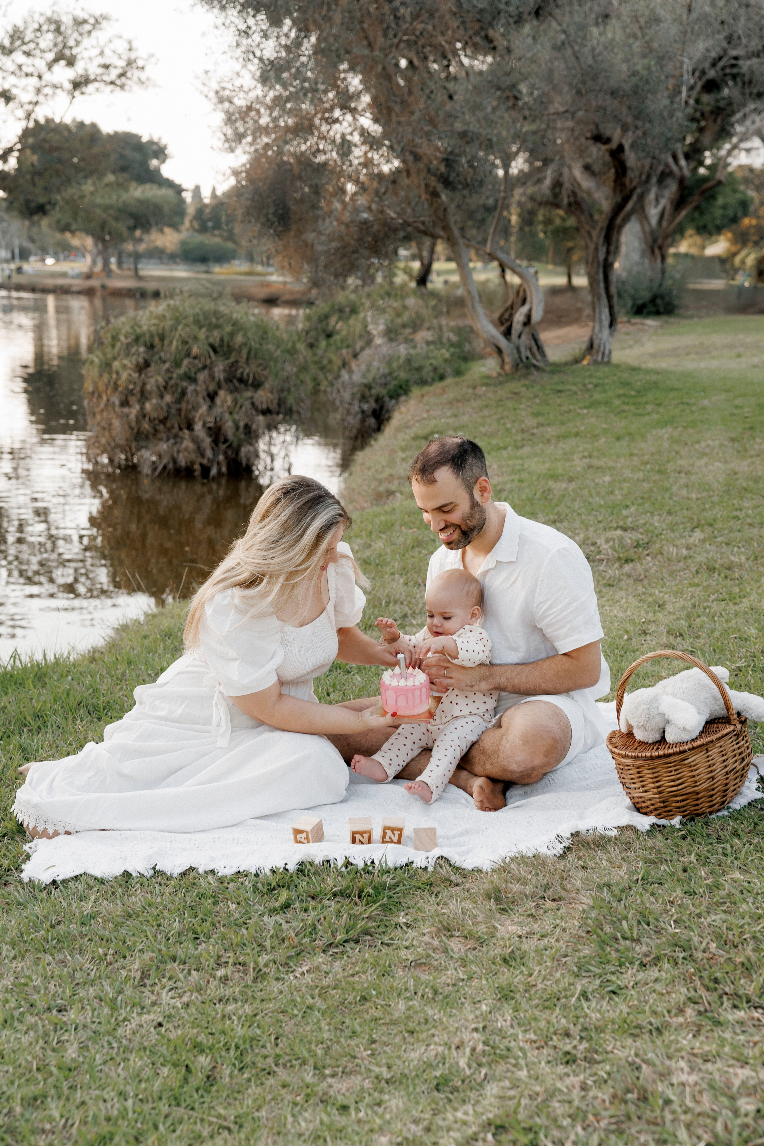 First year photoshoot inside the park (sunset). Wedding and family photographer
