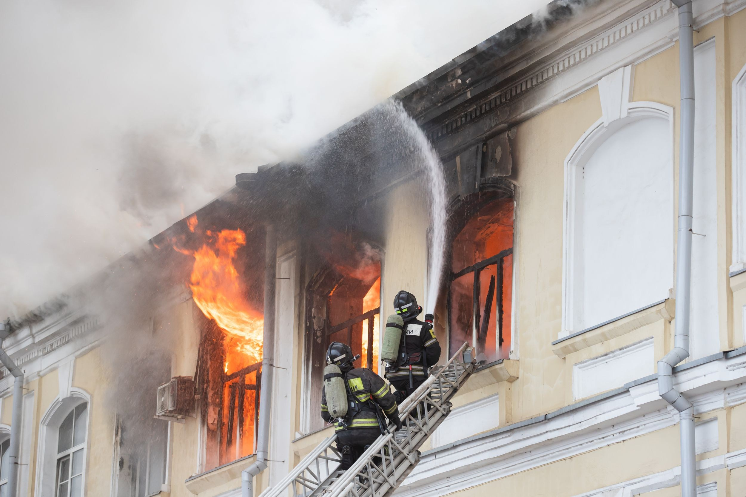 Пожар на ул. Советская 15 (13 января 2025). Репортажный фотограф Алексей Пирязев