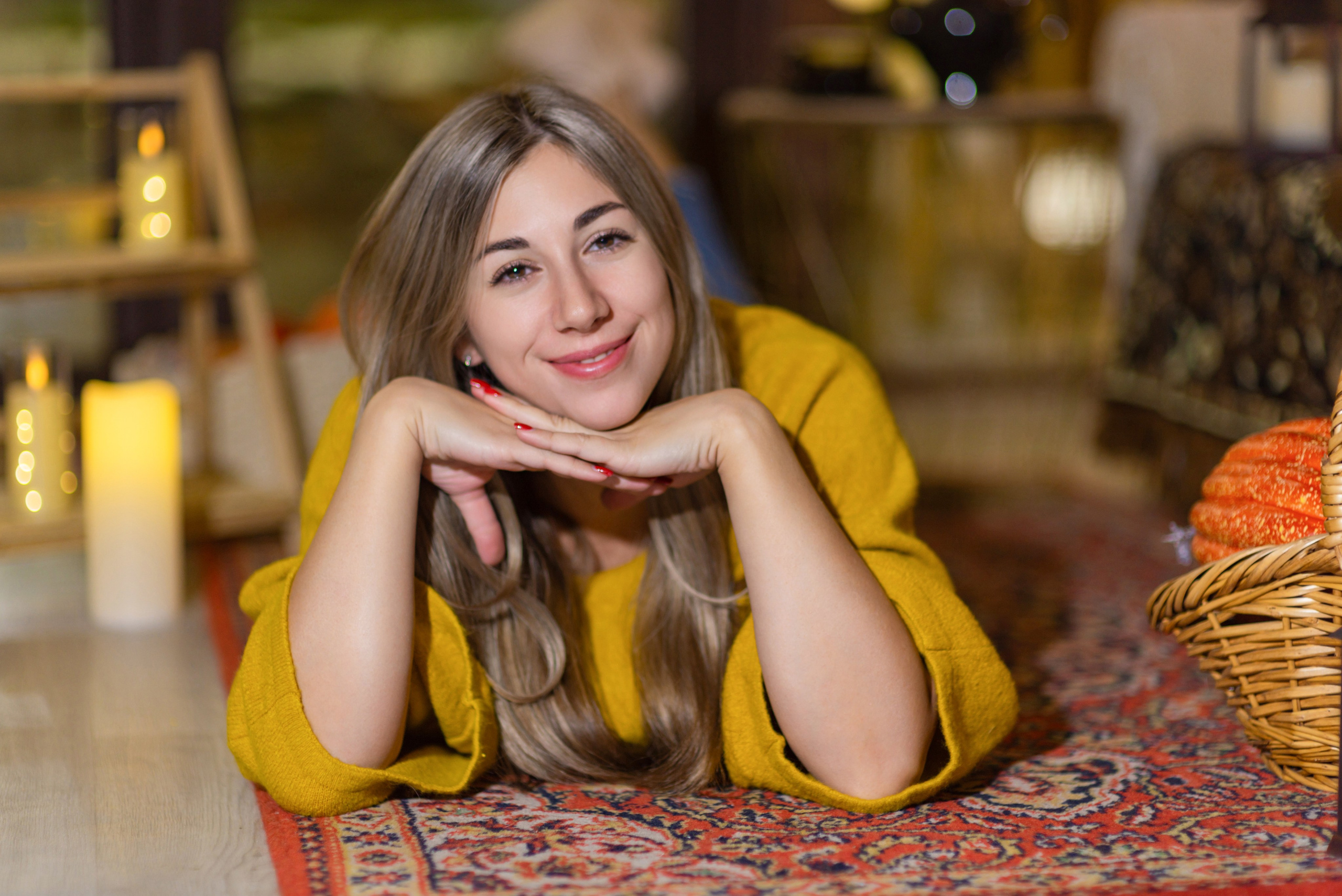 Осенняя фотосессия с вечерними огоньками в загородной локации в Иркутске