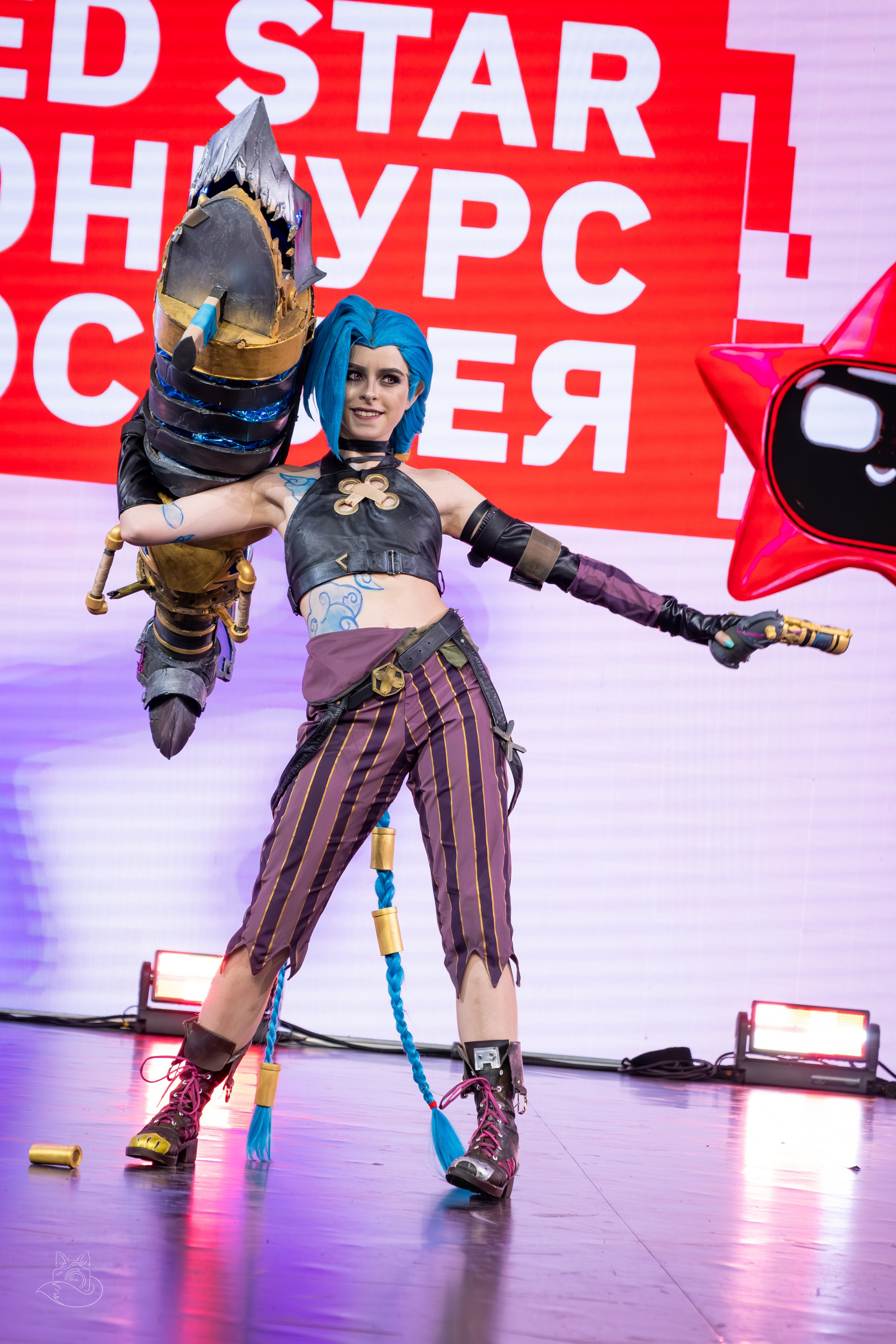 Сцена РЭД ЭКСПО 2024. Косплей фотограф