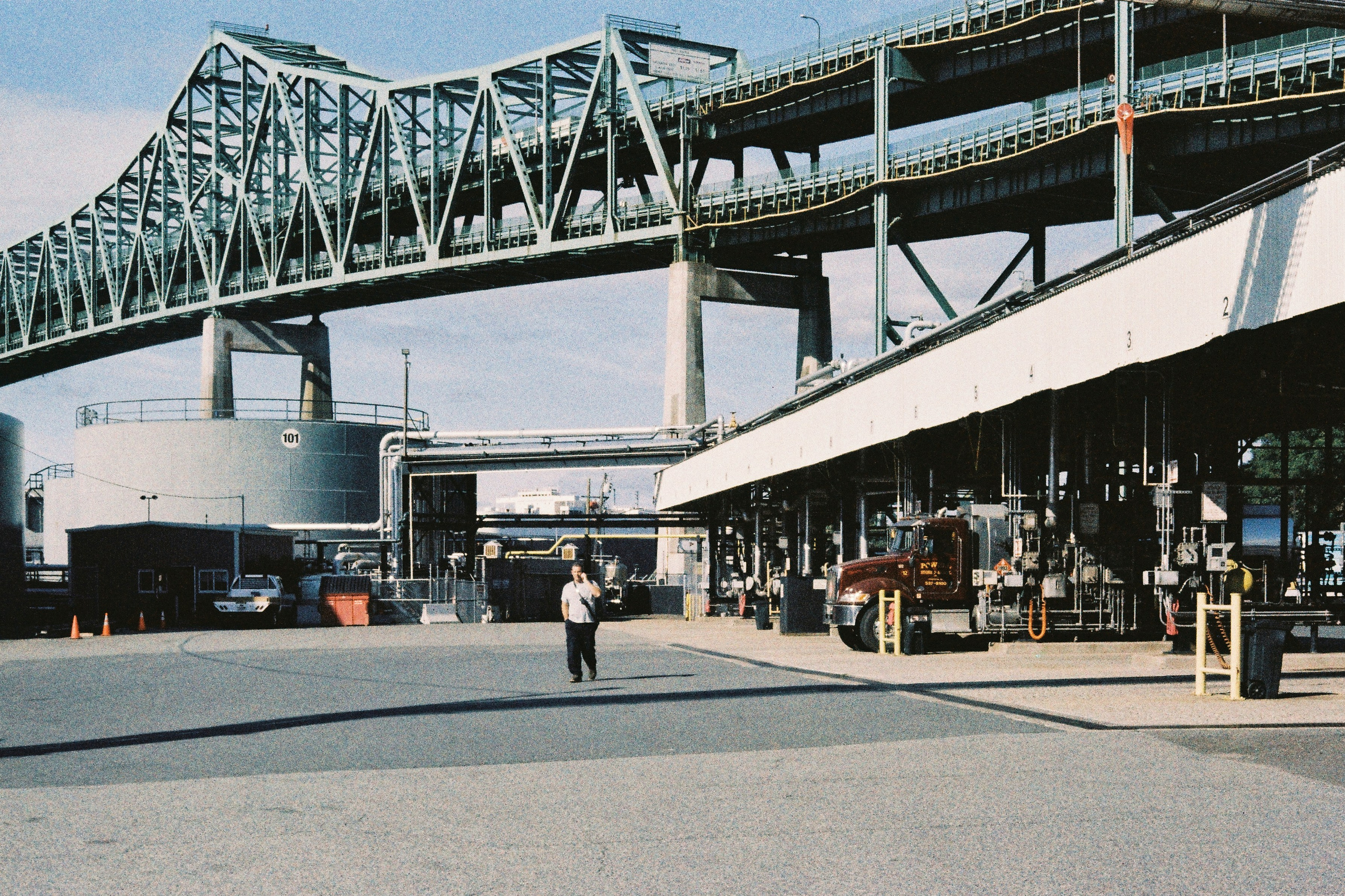 Вид с топливного терминала в Бостоне, США, на автомобильный мост.