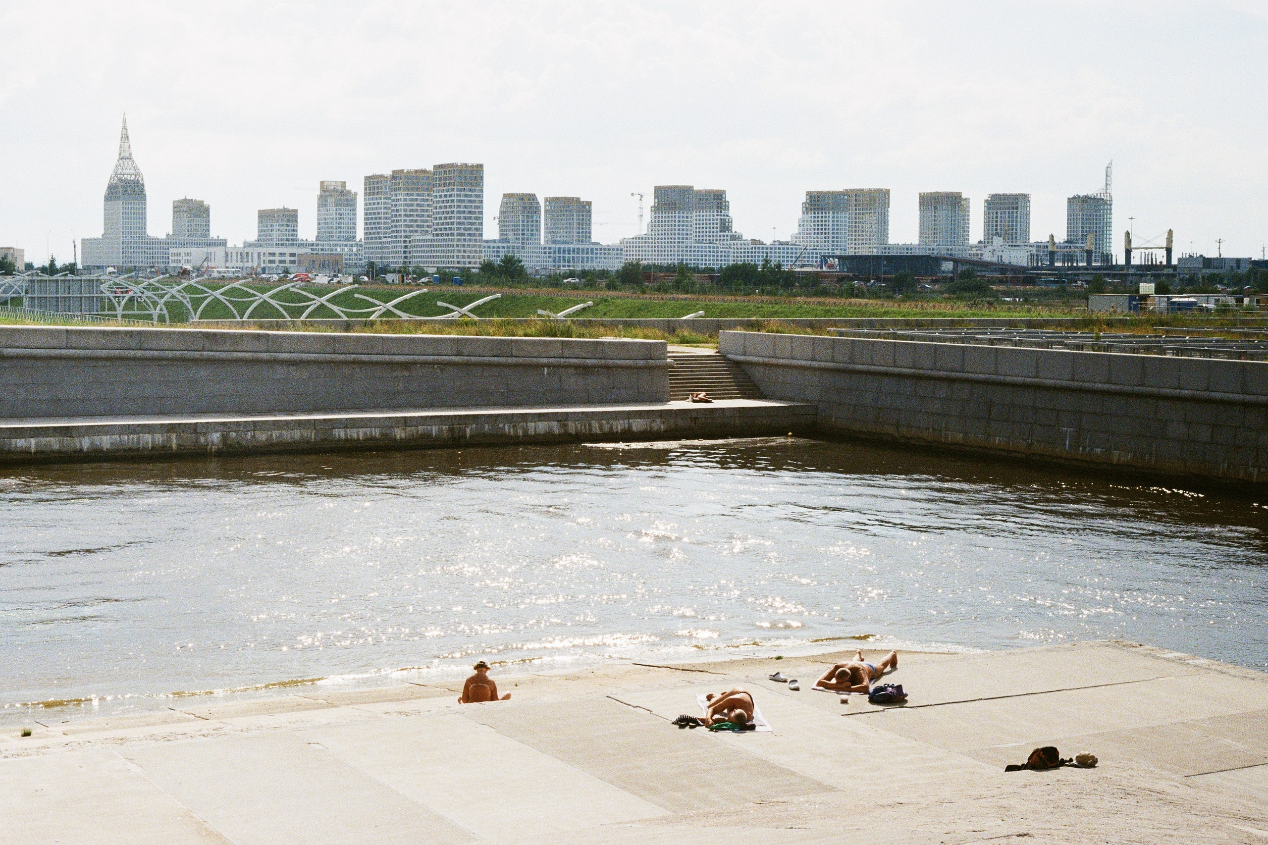 городской пейзаж. уличная фотография. намыв васильевского острова. намыв. пляж