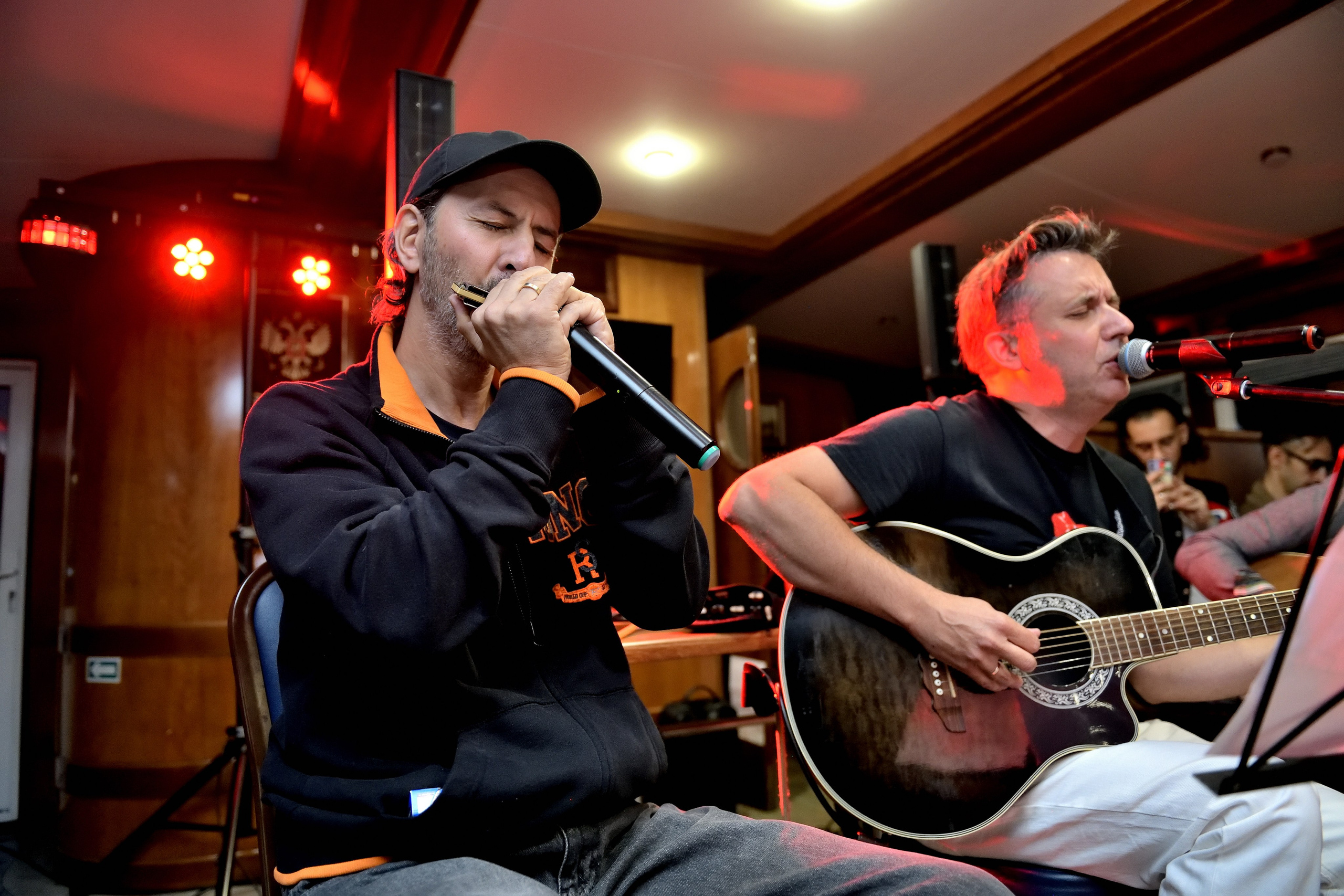 "Музыканты группы DM Acoustics на концерте".