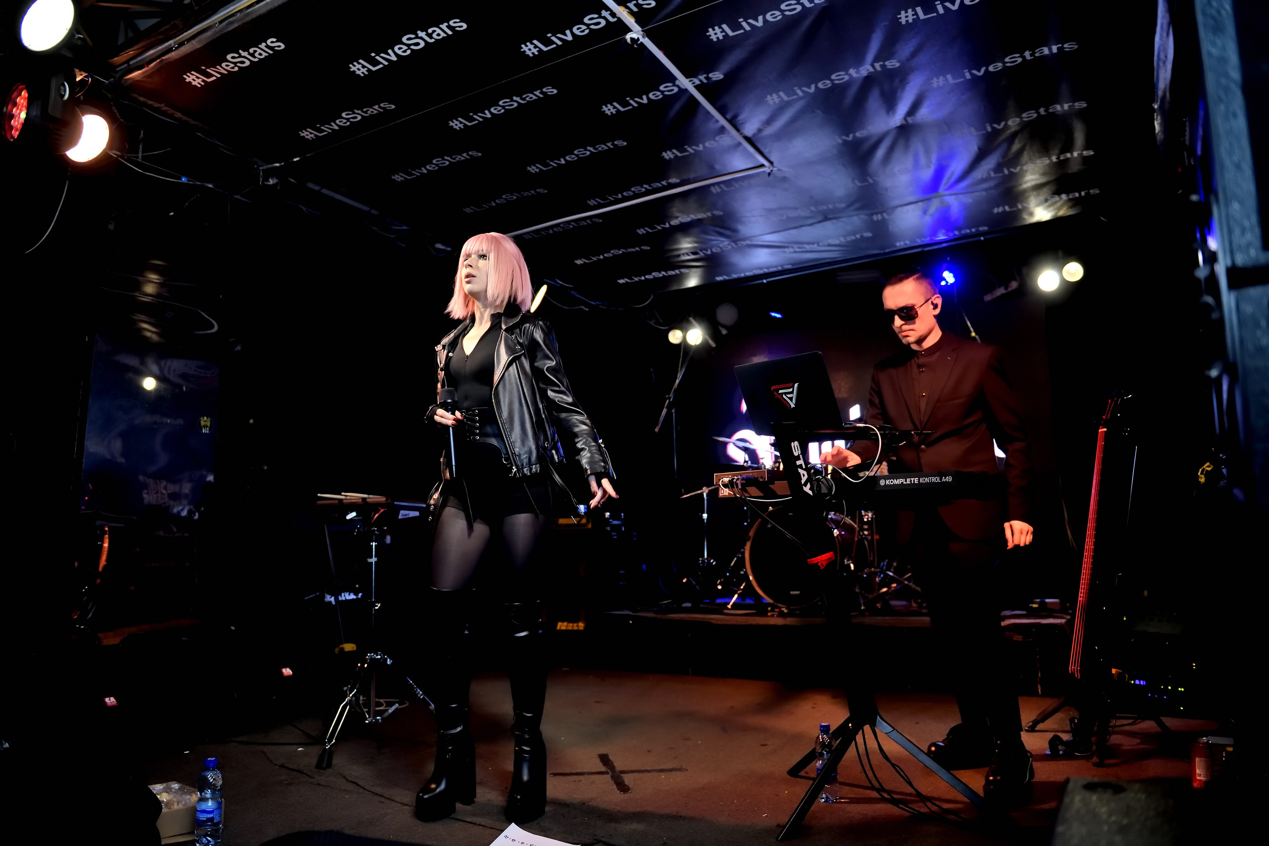 "Солистка группы "Fatal Aim" на музыкальном фестивале".