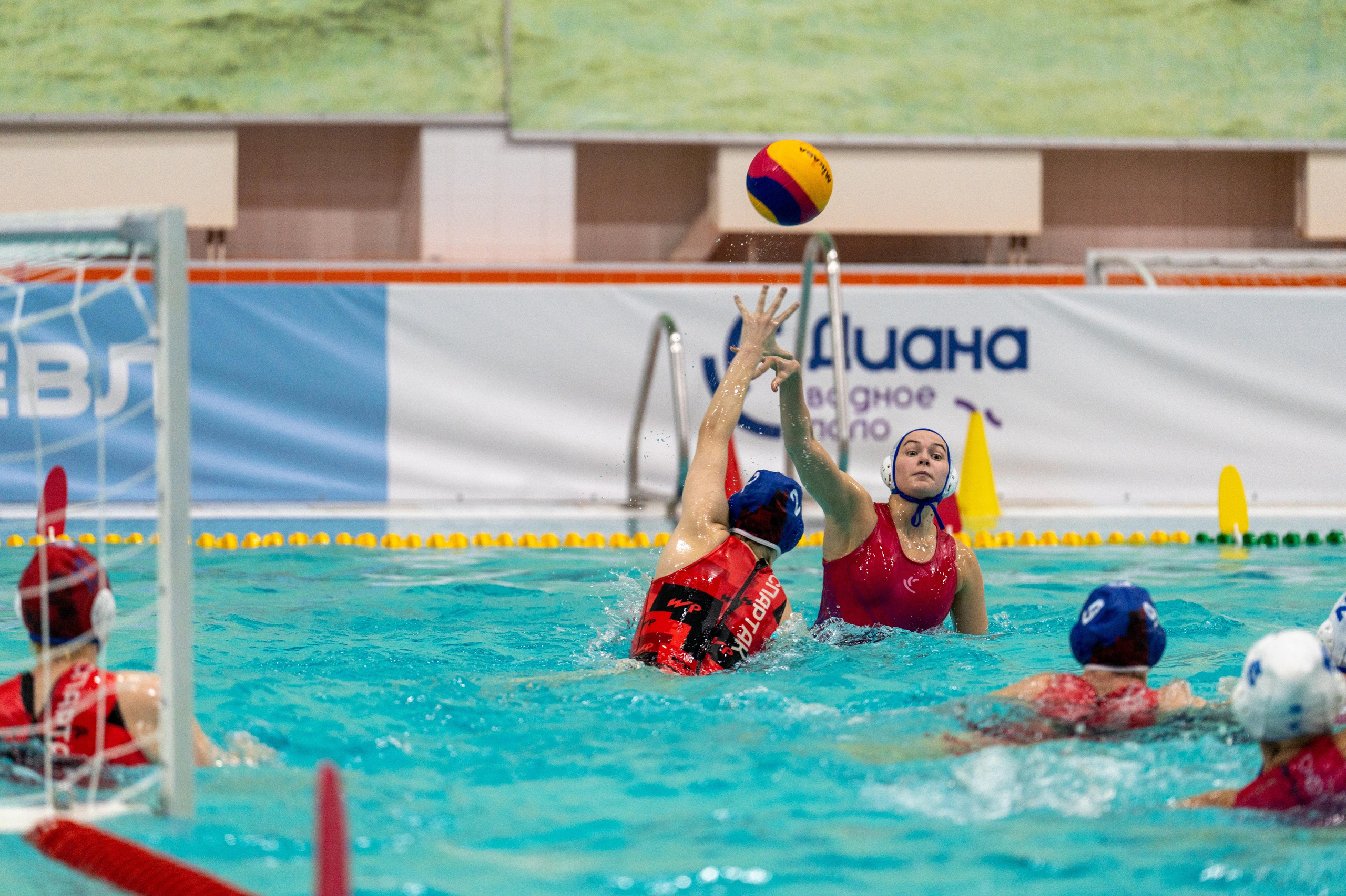 Женский матч водного поло Diana — Спартак-Волгоград на ЦВВС Невская волна в Санкт-Петербурге, снято спортивным фотографом
