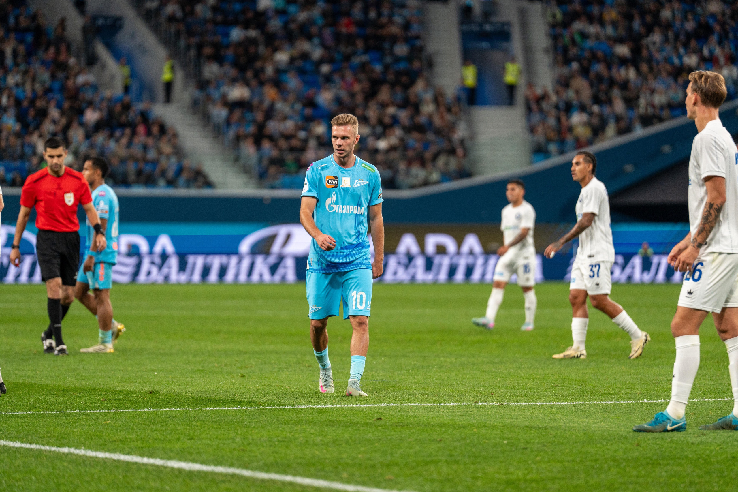 Игрок Зенита в голубой форме атакует на Газпром Арене — спортивный фотограф Санкт-Петербург