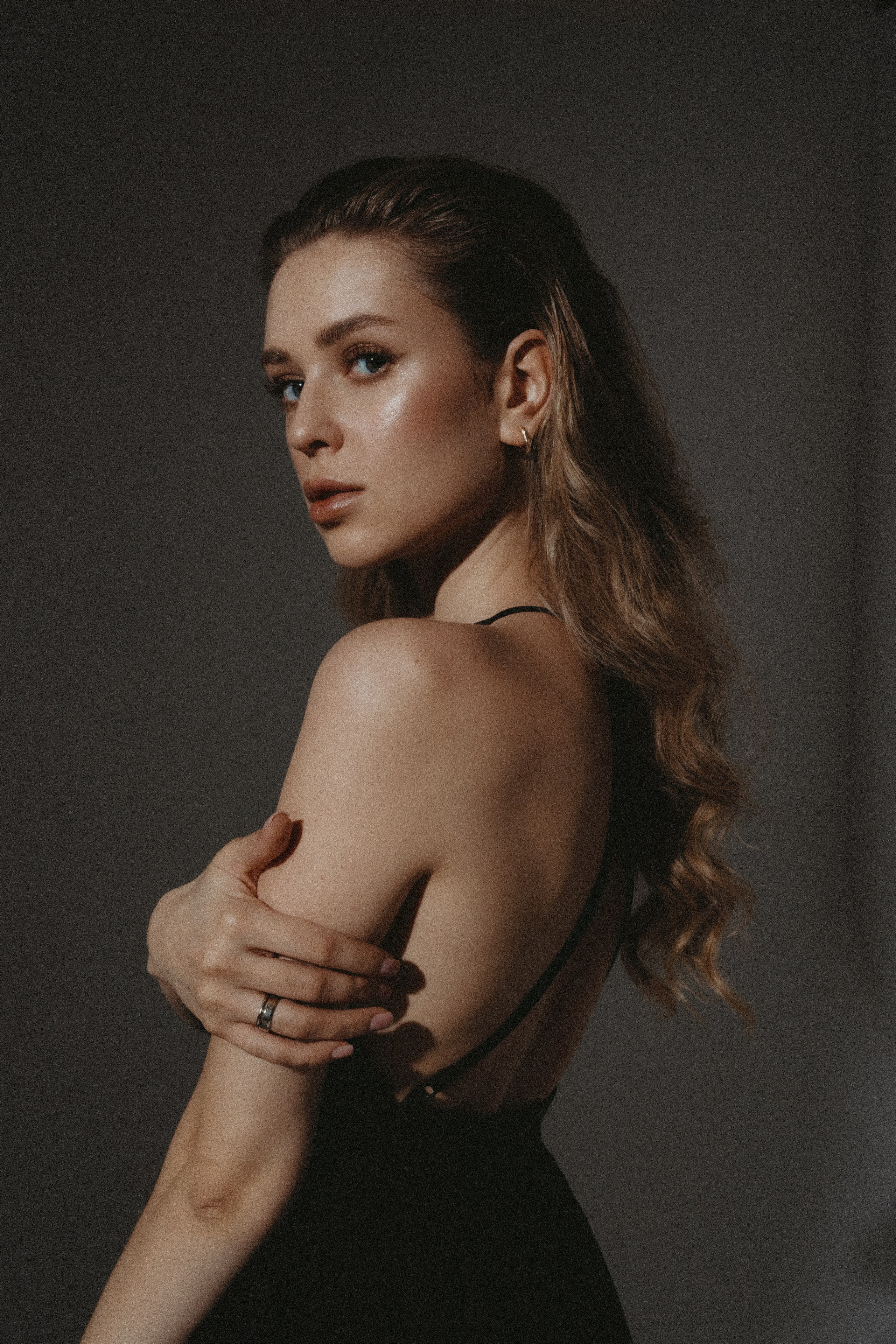 Женский портрет в студии — естественный и искусственный свет. Фотограф в Хабаровске Дмитрий Лемешков