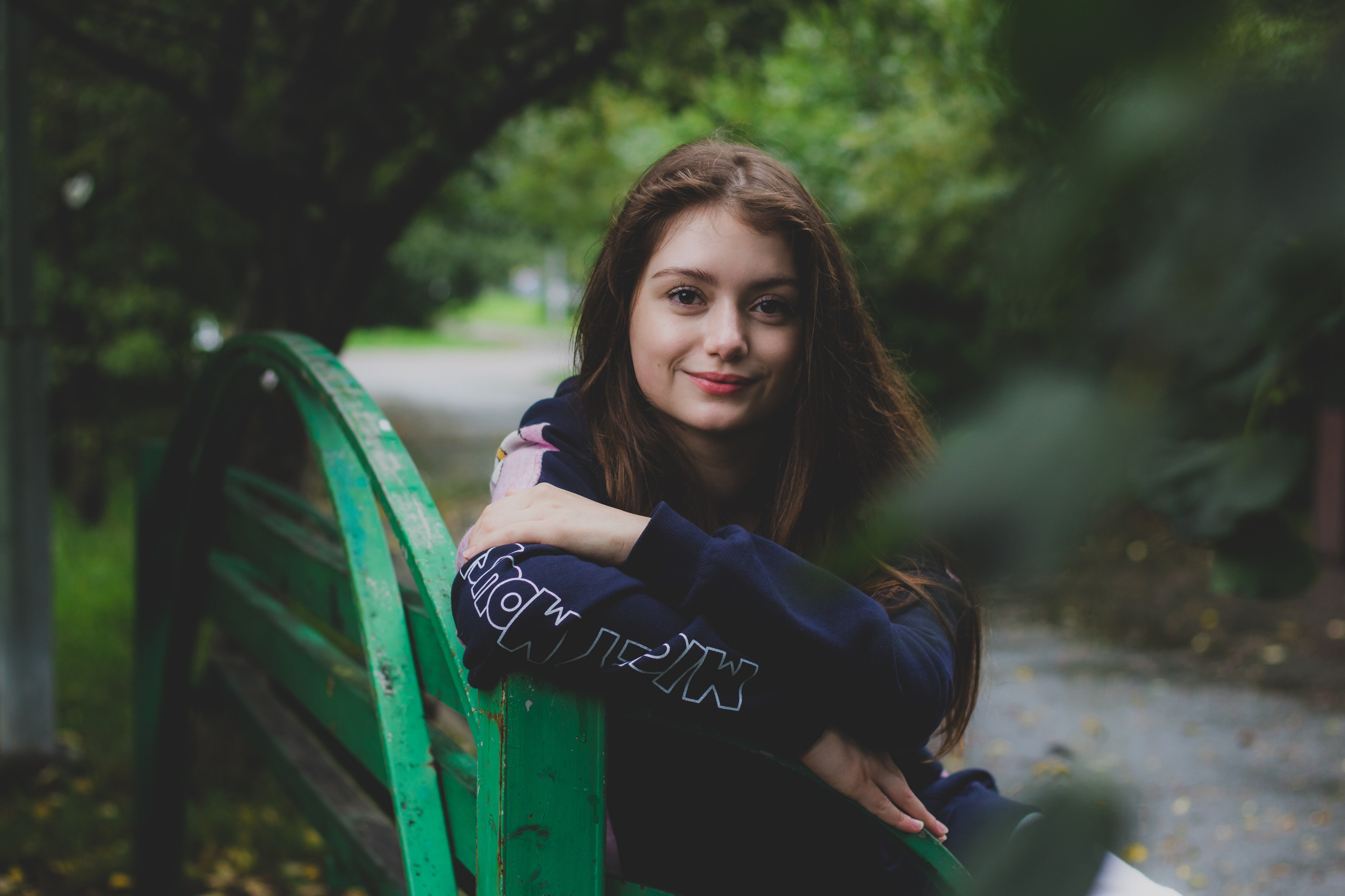 Уличная прогулка в красивой локации парка на Ботанике