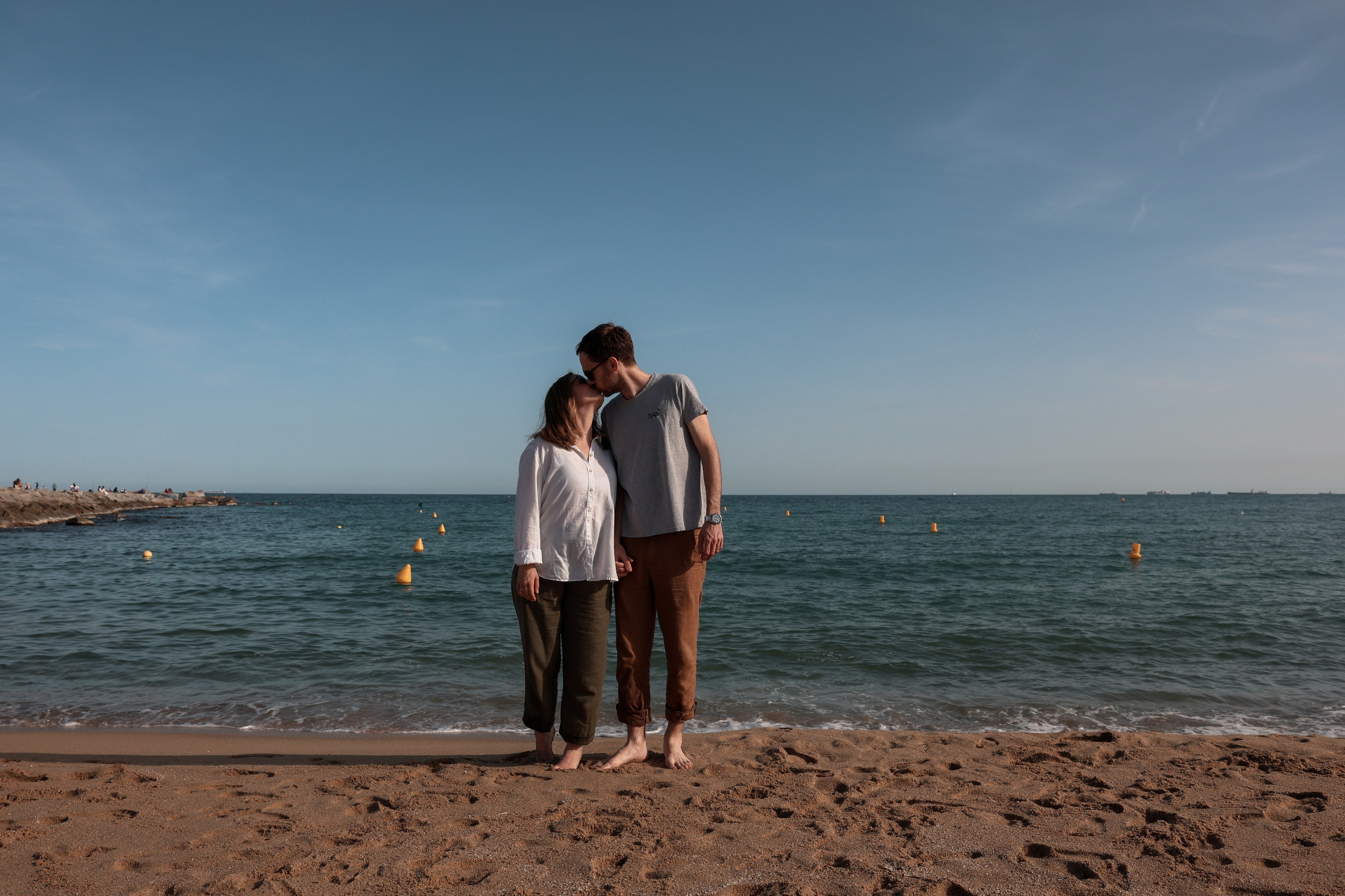 Family pizza at the sea. Natalia Zhuravleva|family, newborn, maternity photographer in Barcelona