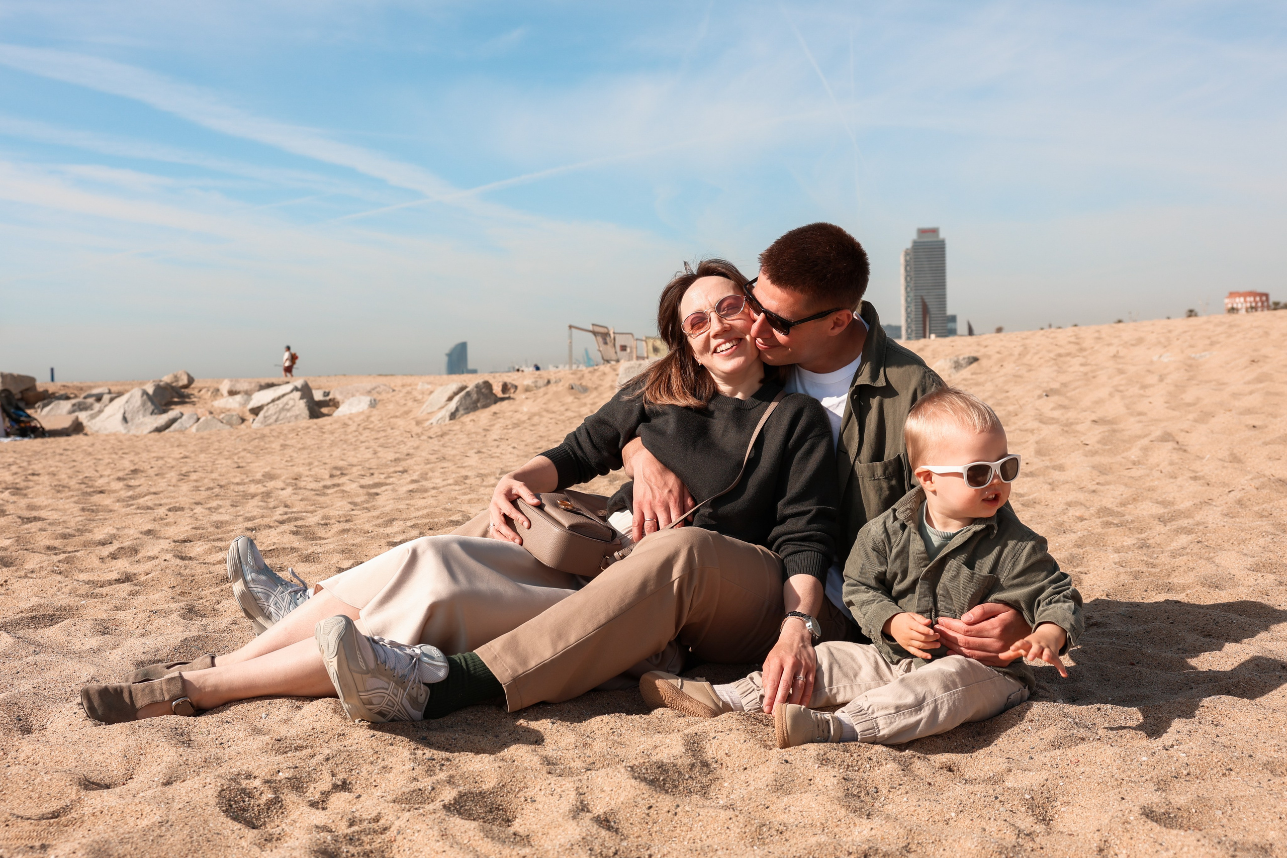 Seashore with a toddler. Natalia Zhuravleva|family, newborn, maternity photographer in Barcelona