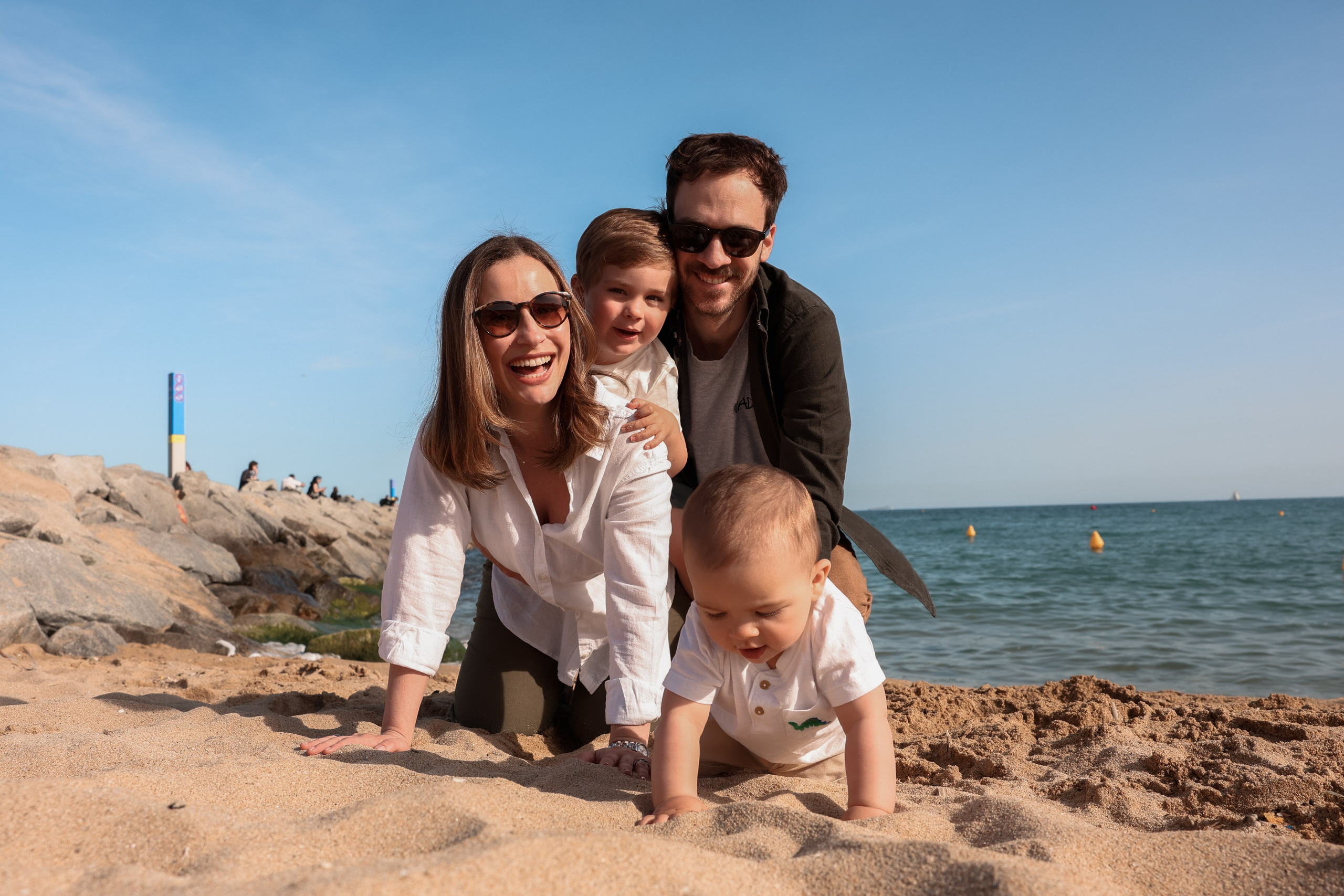 Family pizza at the sea. Natalia Zhuravleva|family, newborn, maternity photographer in Barcelona