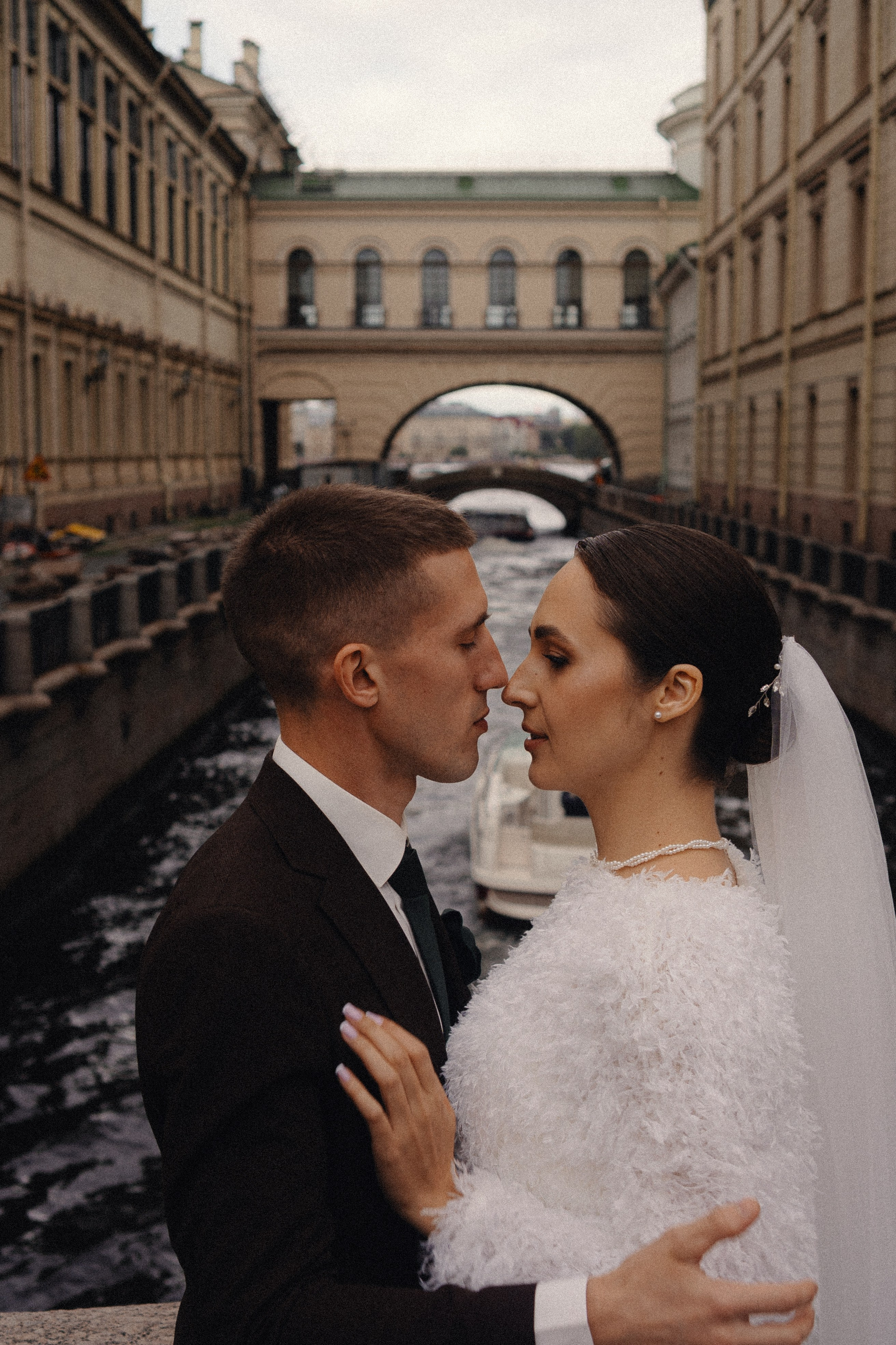 СВАДЕБНАЯ ПРОГУЛКА В САНТК-ПЕТЕРБУРГЕ (ИСАКИЕВСКИЙ СОБОР, ЗИМНЯЯ КАНАВКА, ЭРМИТАЖ И БОЛЬШАЯ МОРСКАЯ УЛИЦА). Профессиональный фотограф, Санкт-Петербург — Виктория Богомолова