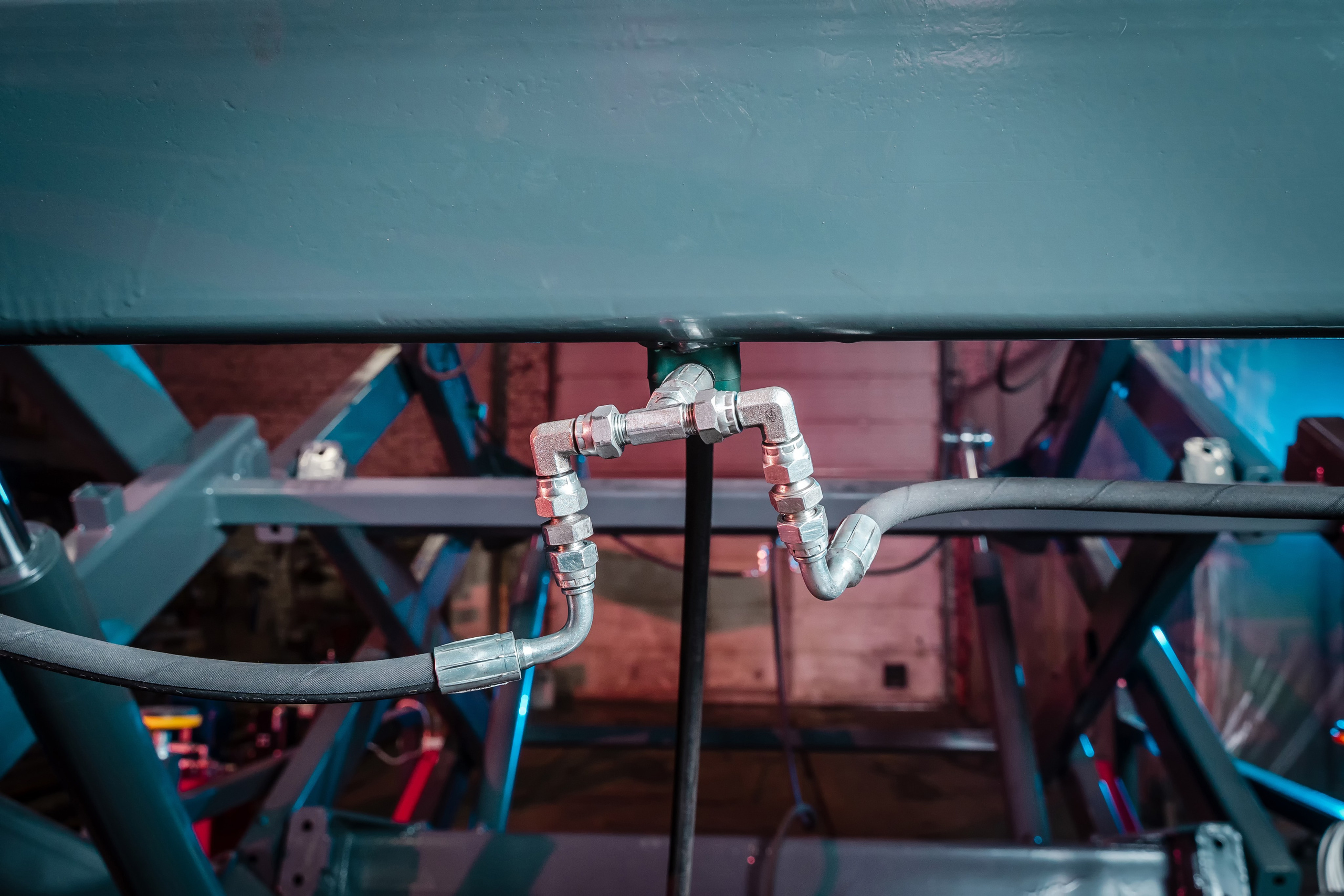 Блок гидрораспределителей управления подъёмником, крупный план