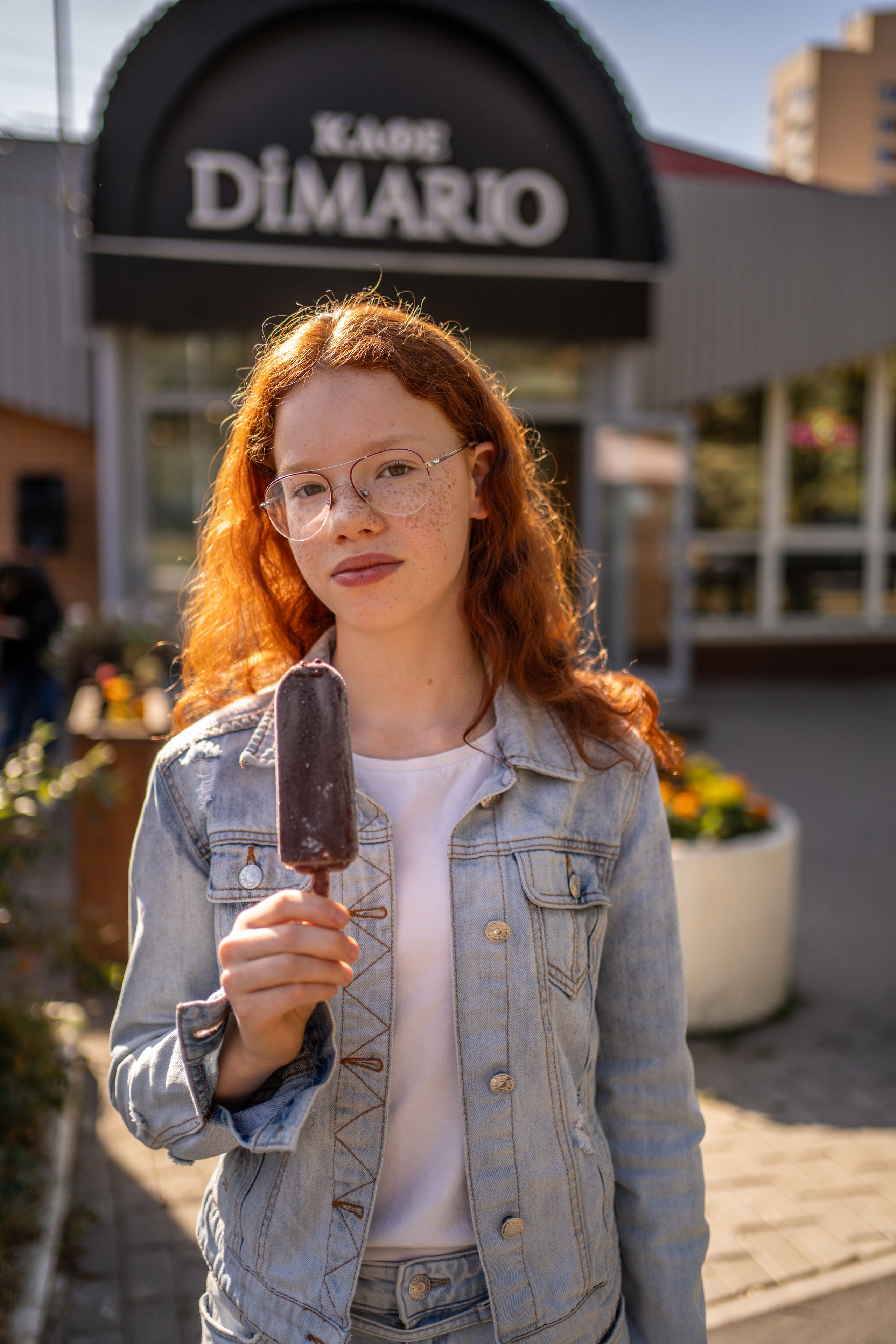 девушка с мороженным