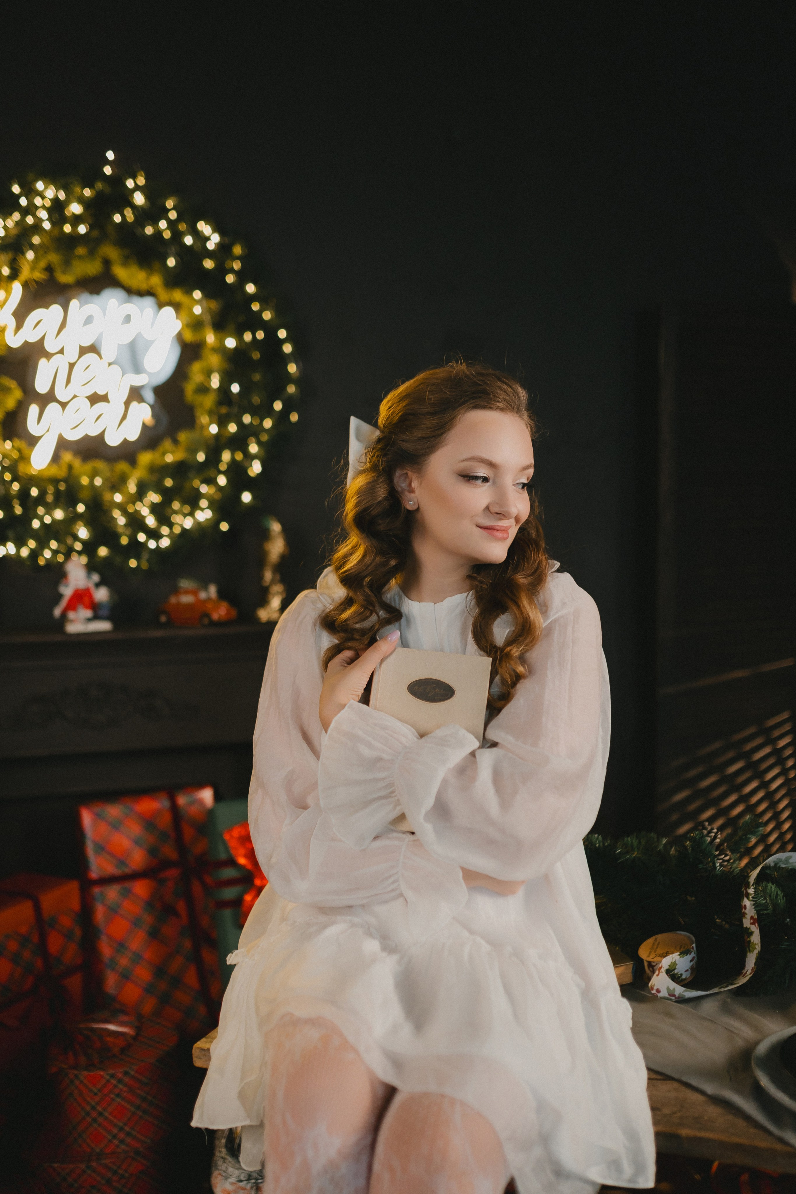 Украшая елочные игрушки вместе с близким человеком, наслаждаясь совместной работой.