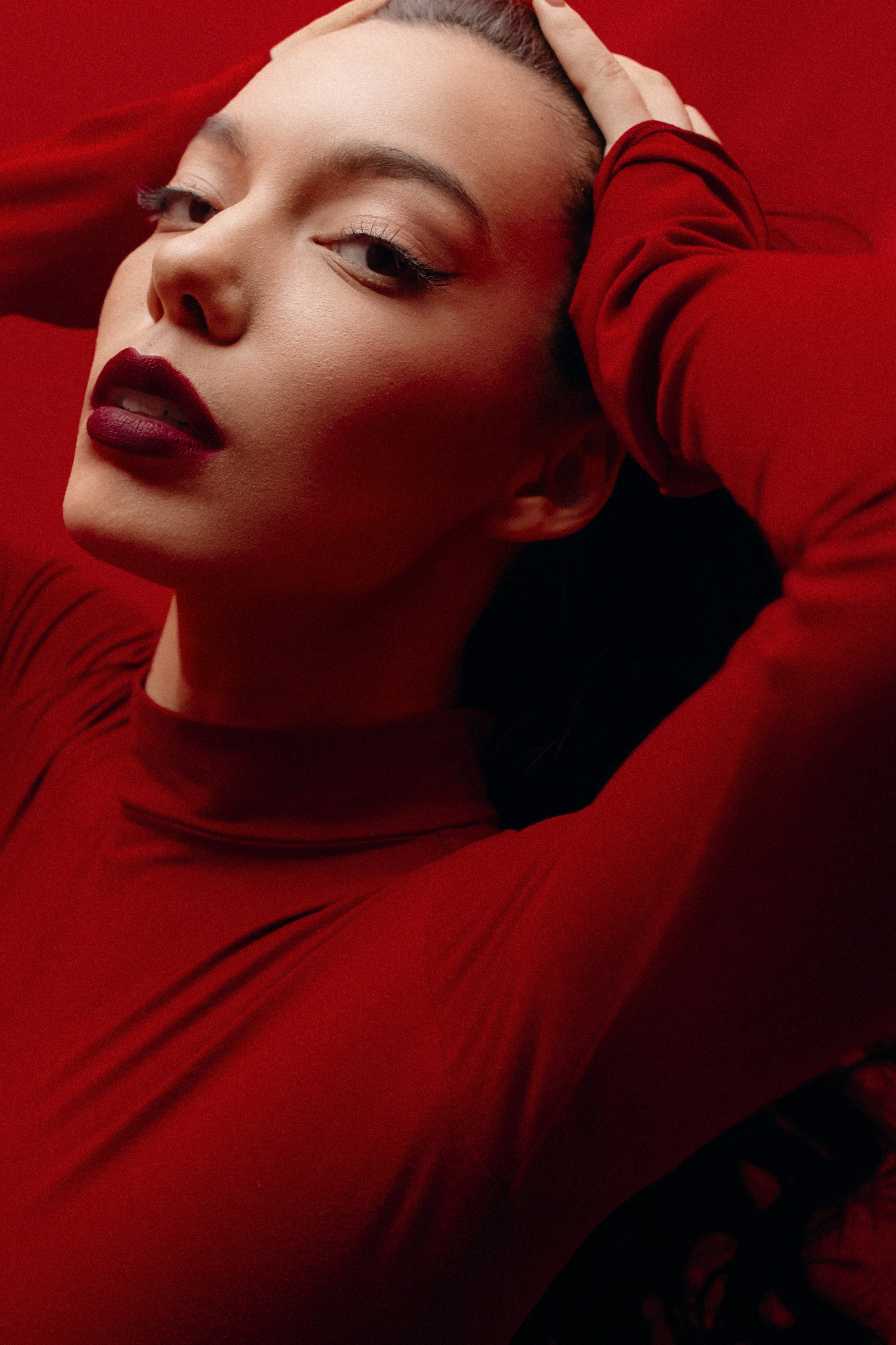 Арина. Фотосессия с красной тканью. Фотограф в Москве Ольга Сатони