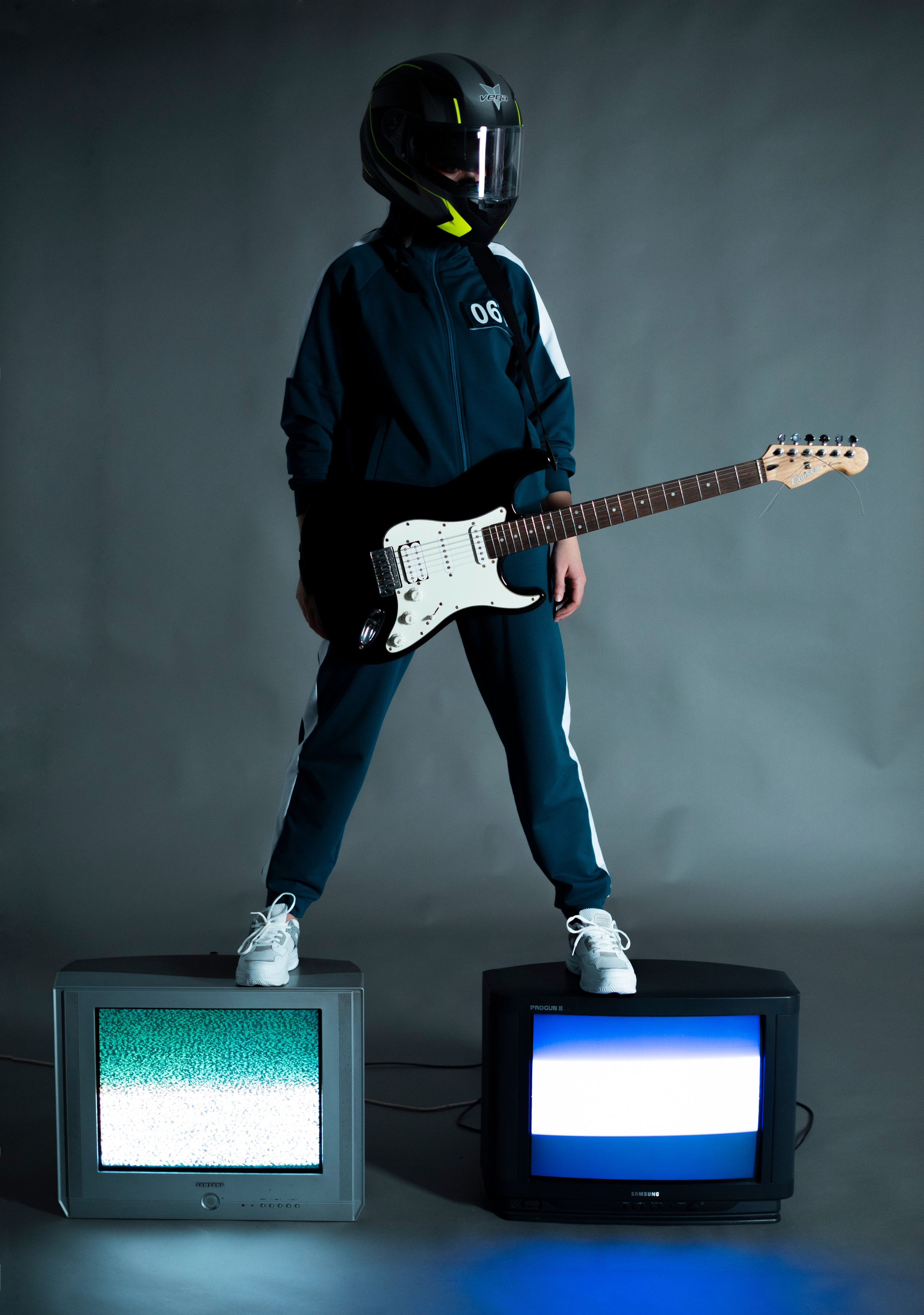 Фотопроект самоизоляция, сомнамбула, сновидческие видения, философия, одиночество, арт-фотография. девушка смотрит тв-помехи гитара