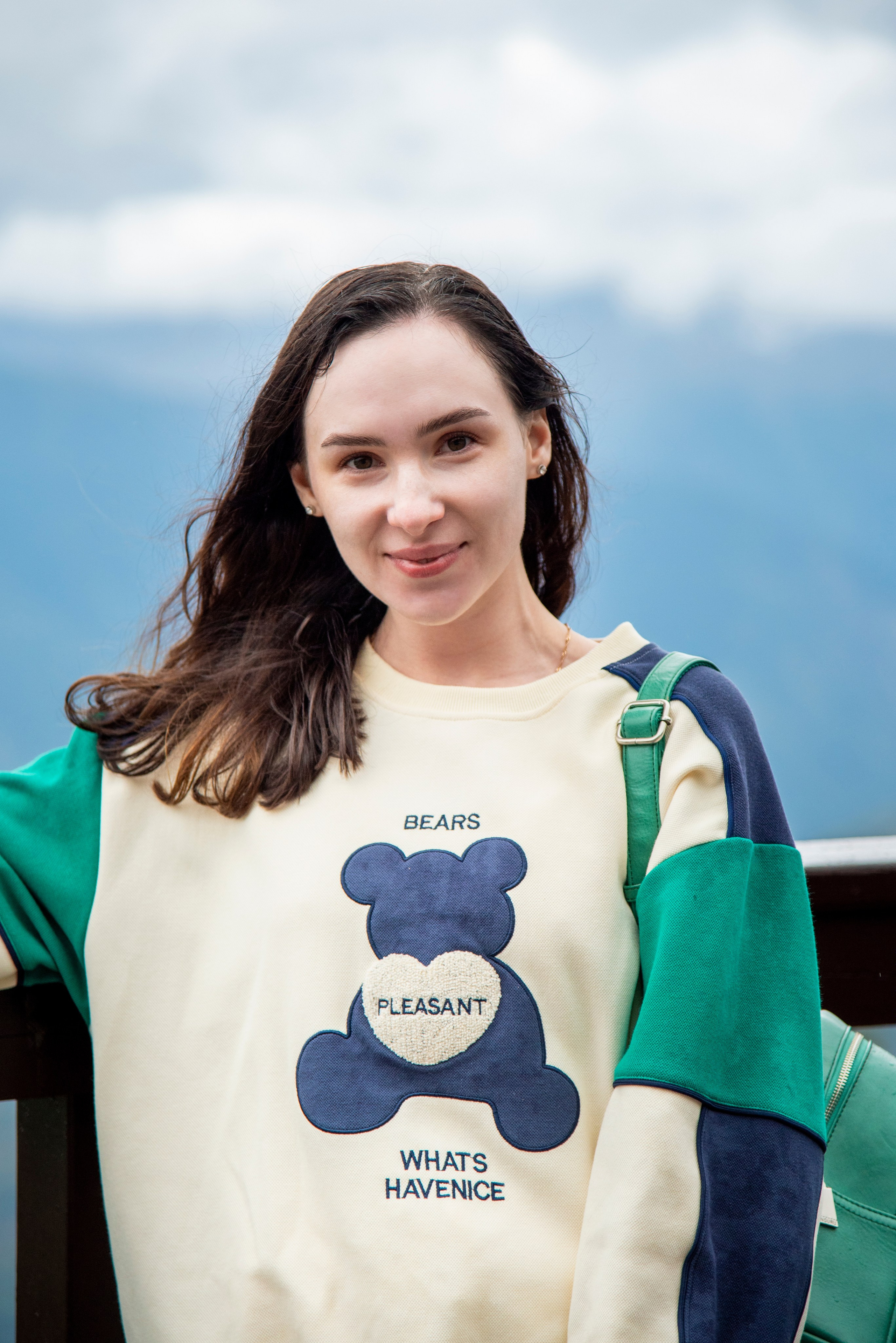 Брюнетка, на фоне гор. Красная поляна, спортивный костюм, рюкзачёк