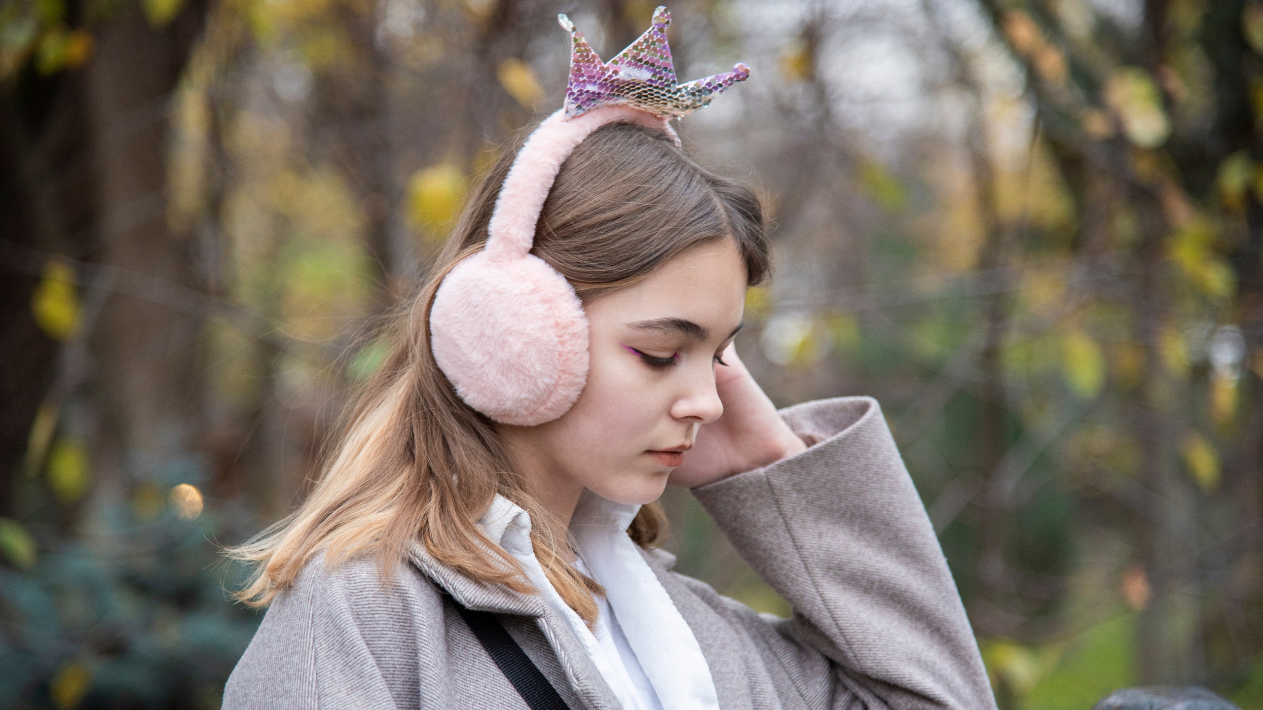 Портрет девушки, крупный план, наушники, шарф. парк лога, серое пальто. осень