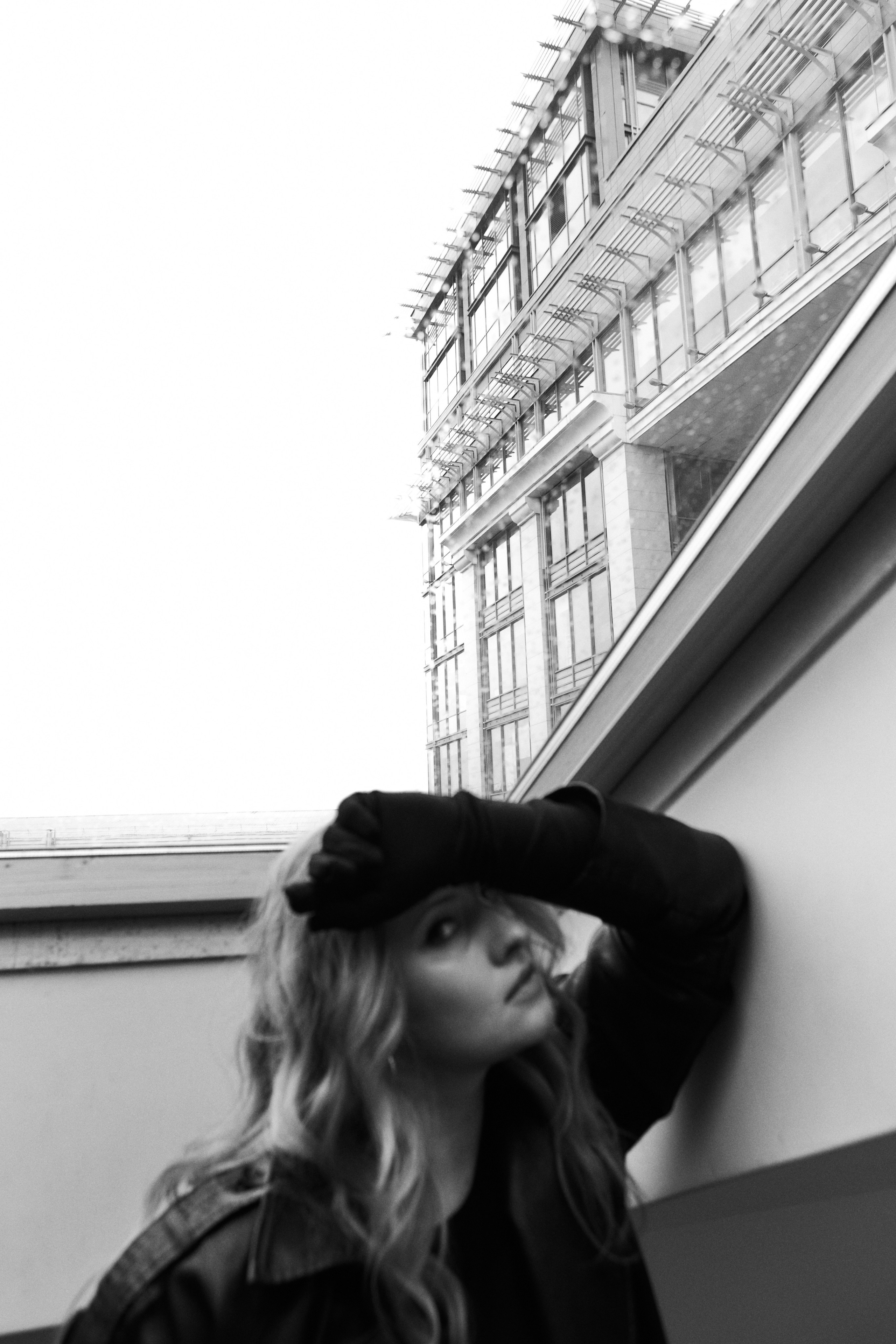 стильная фотосессия в студии как из pinterest, фотосессия в кожаном плаще,  портретный фотограф в Москве