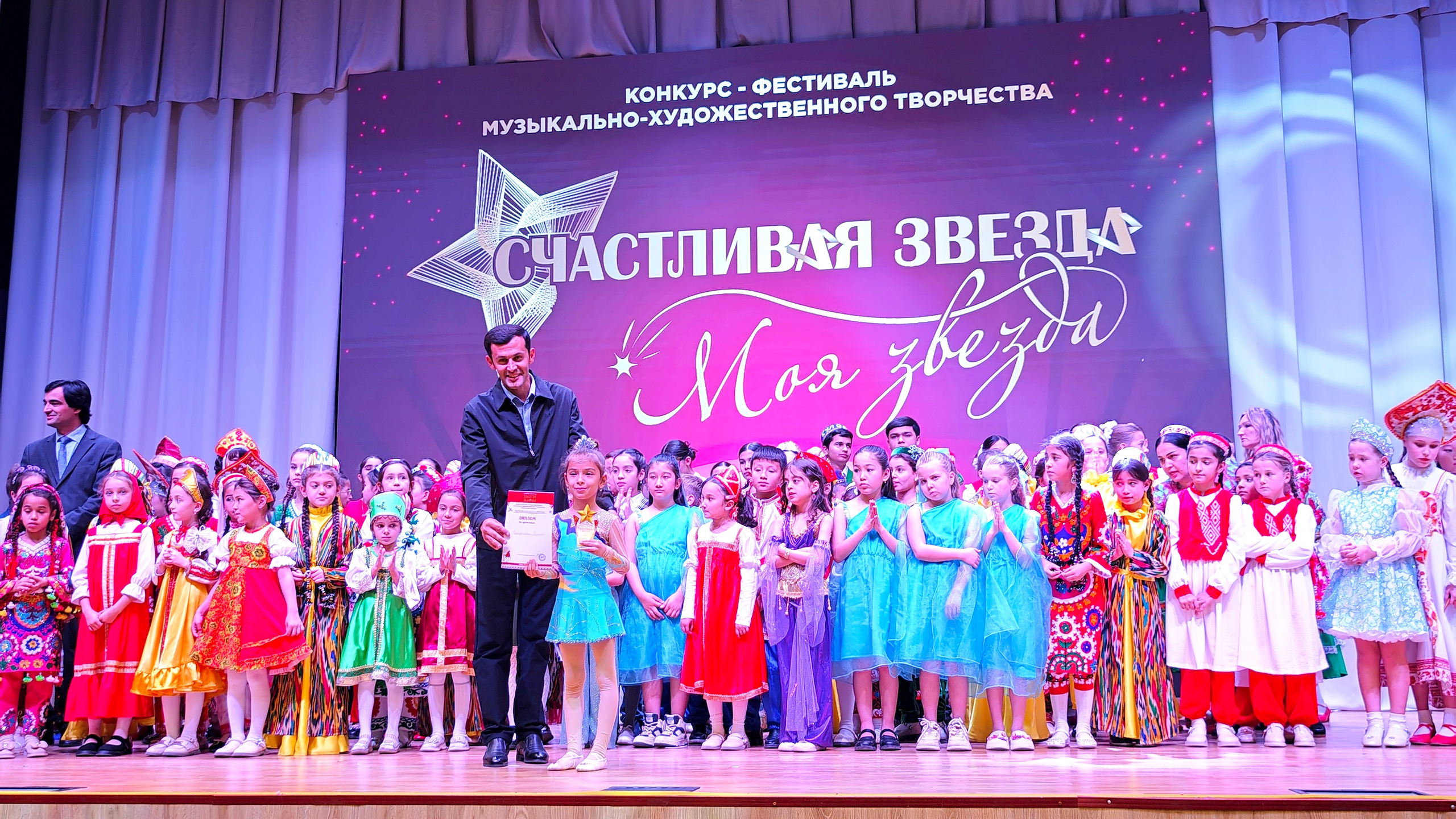 1 ноября 2025 г, г. Бохтар, Таджикистан. Золотое яблочко