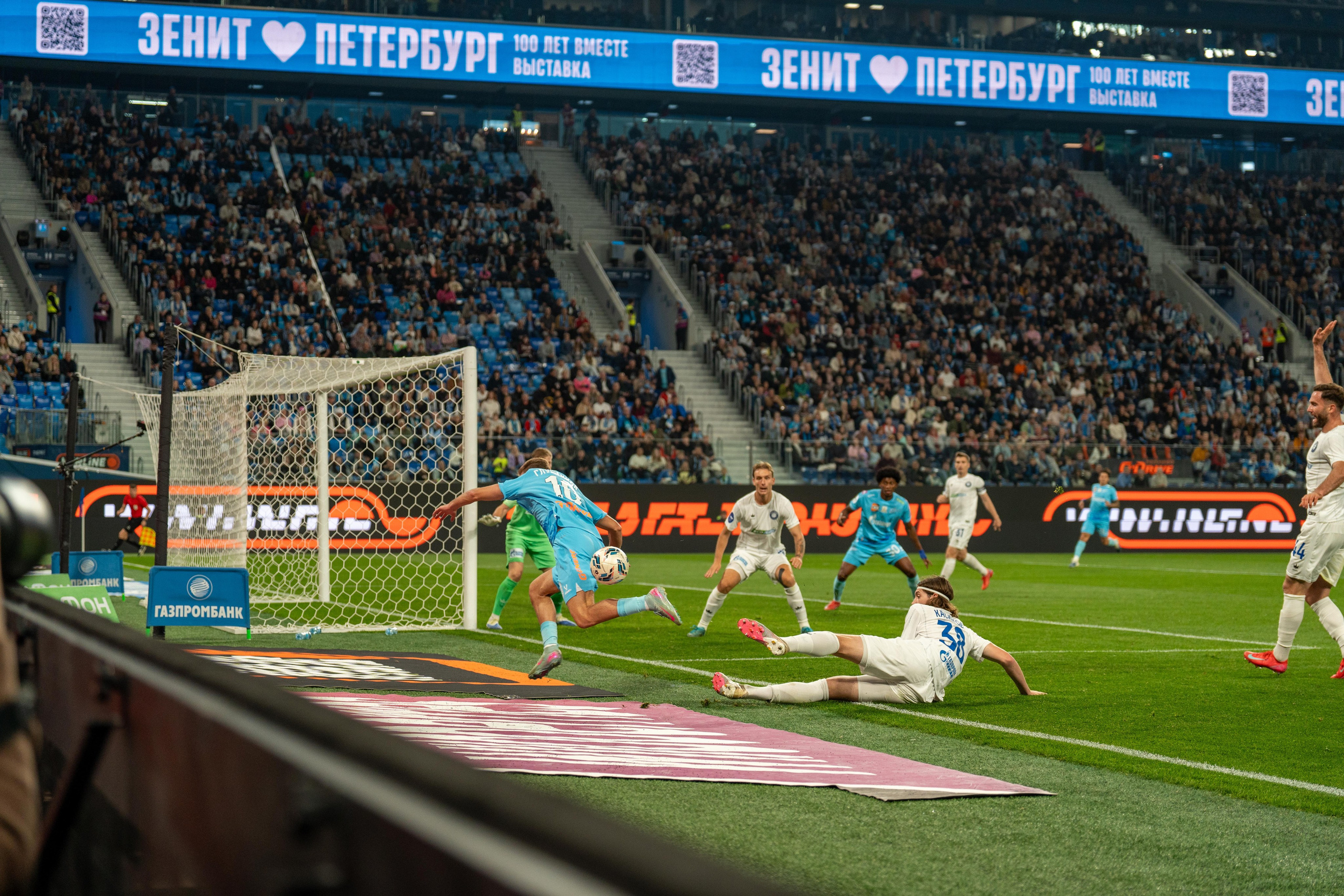 Фотограф матч Санкт-Петербург: голевой момент Зенита в поединке с Оренбургом на Газпром Арене