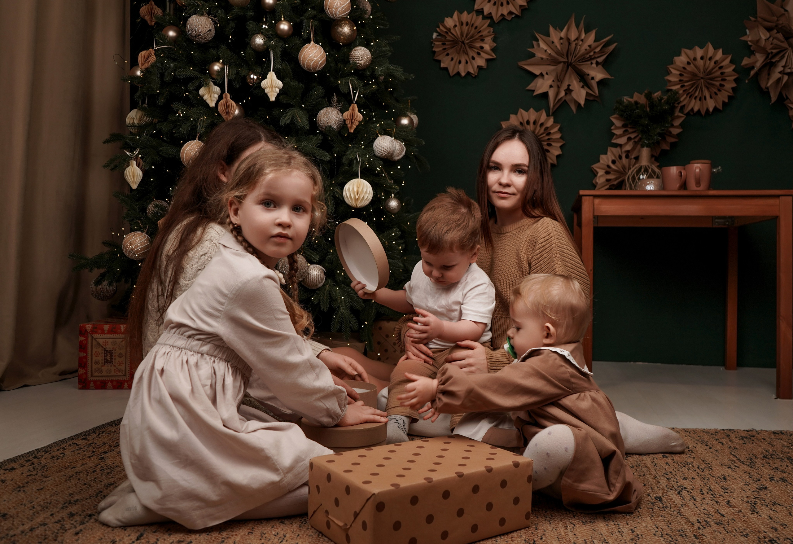 Новогодняя семейная фотосессия в фотостудии Рафинад. Фотограф Ростов-на-Дону и Новочеркасск. Свадебный фотограф в Ростове-на-Дону. Таинство Крещения и Венчания, семейные фотосессии. Алёна Чёботова