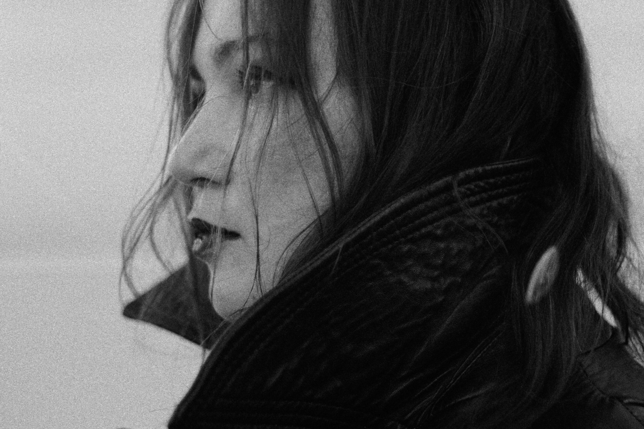 Женский портрет в городской архитектуре: игра света и тени