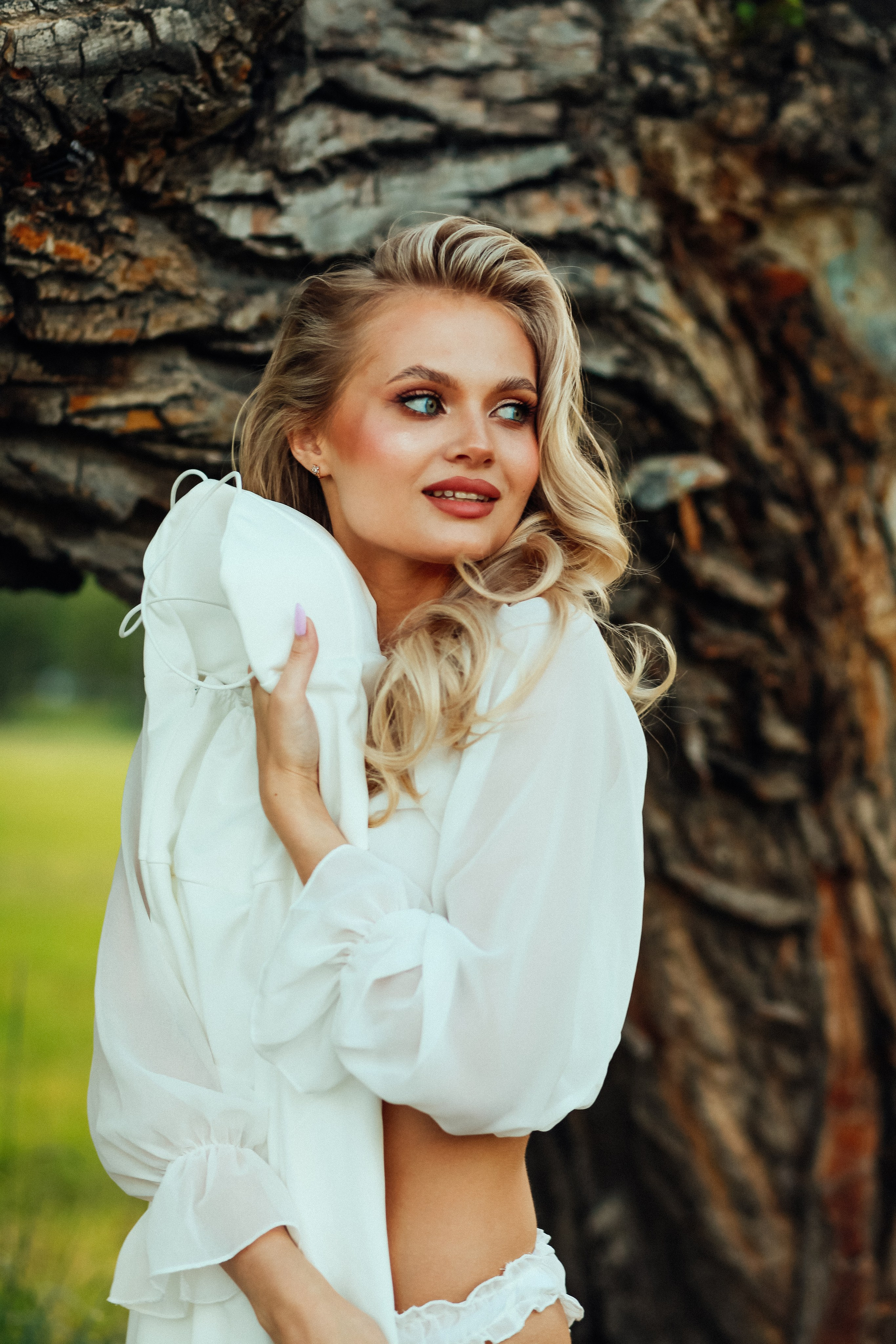 утро очень красивая невеста блондинка цветы природа лето декор дерево кровать виктория