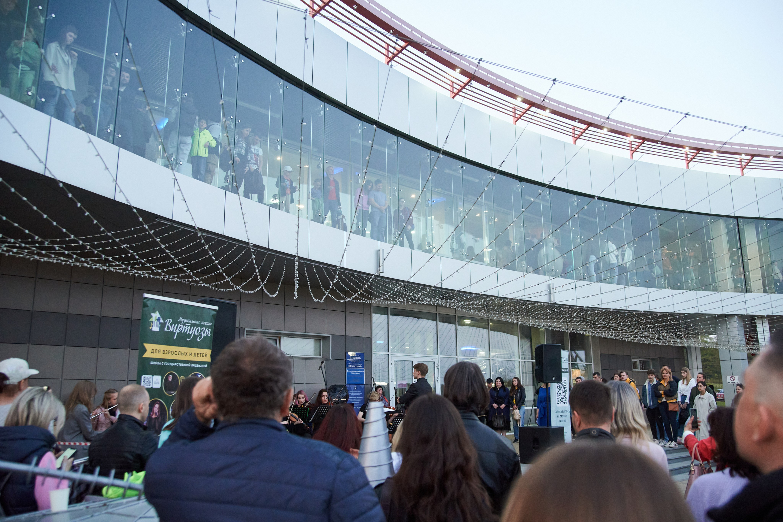 Репортаж: Музыкальная школа Виртуозы в Ночь музеев у планетария. Репортажный и женский фотограф в Новосибирске