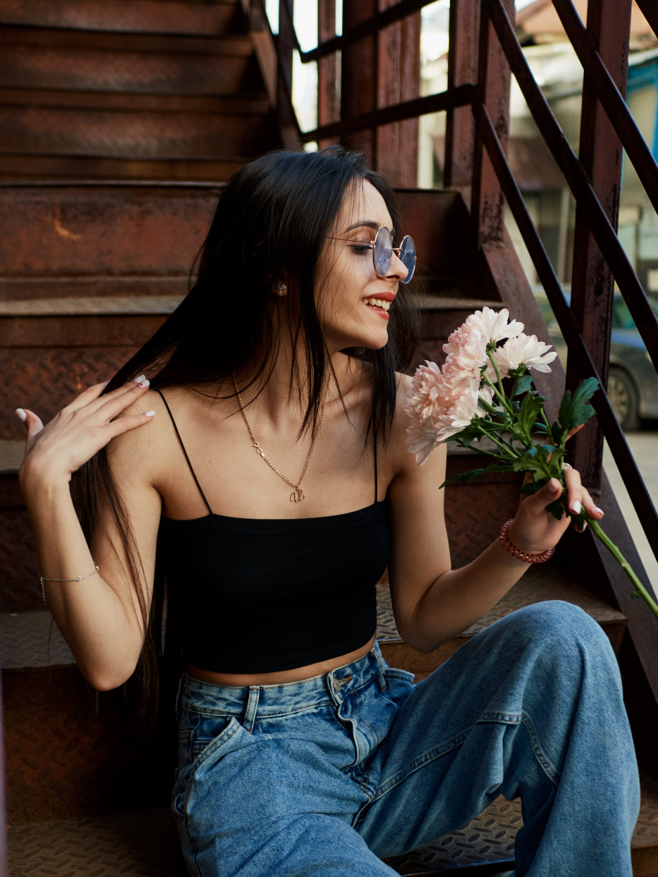 Девушка в цветком на лестнице