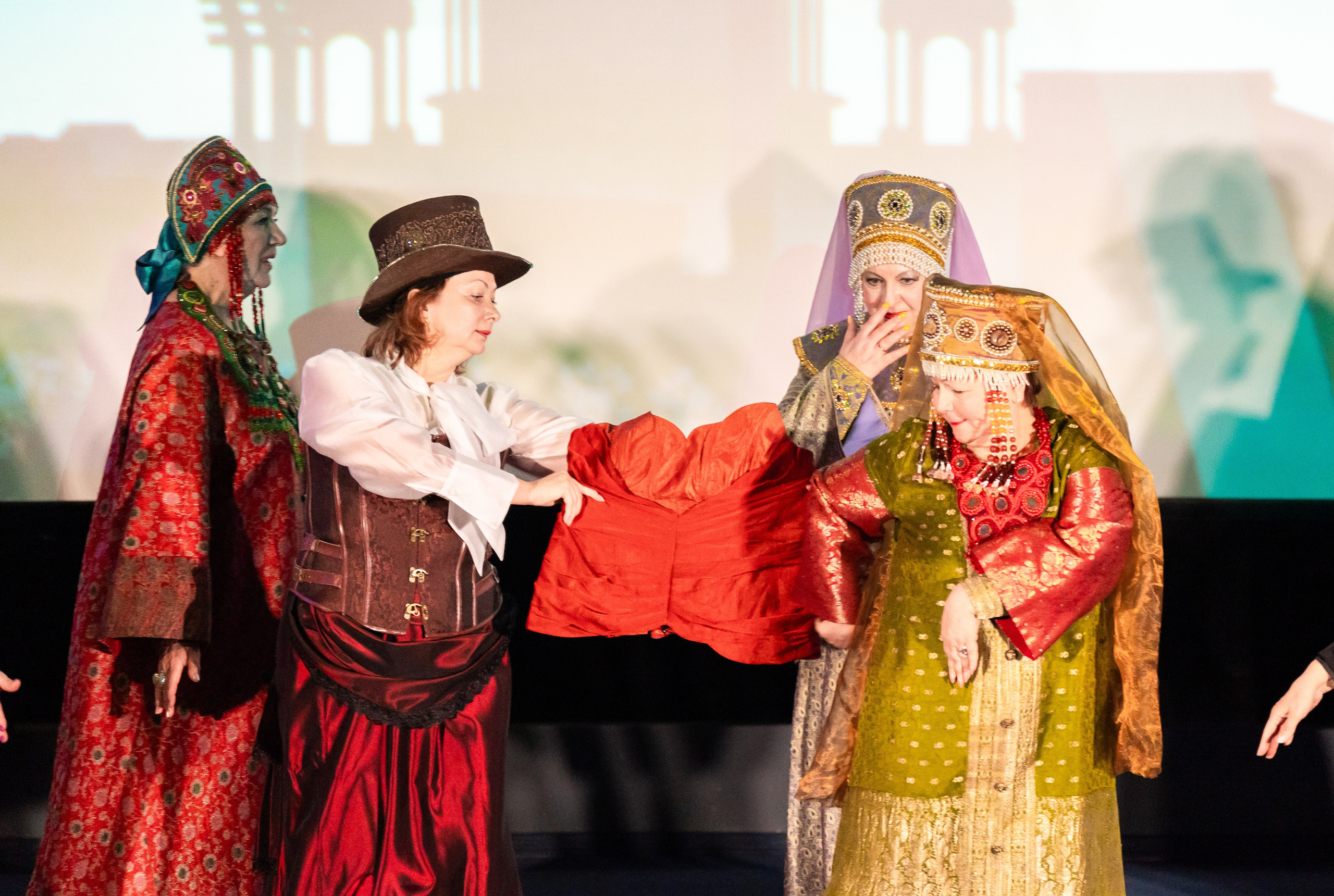 Артисты в традиционных костюмах работают с театральным реквизитом на фестивале «Сохраняем традиции». Санкт-Петербург, 2026. Фото: Мальцев Евгений.