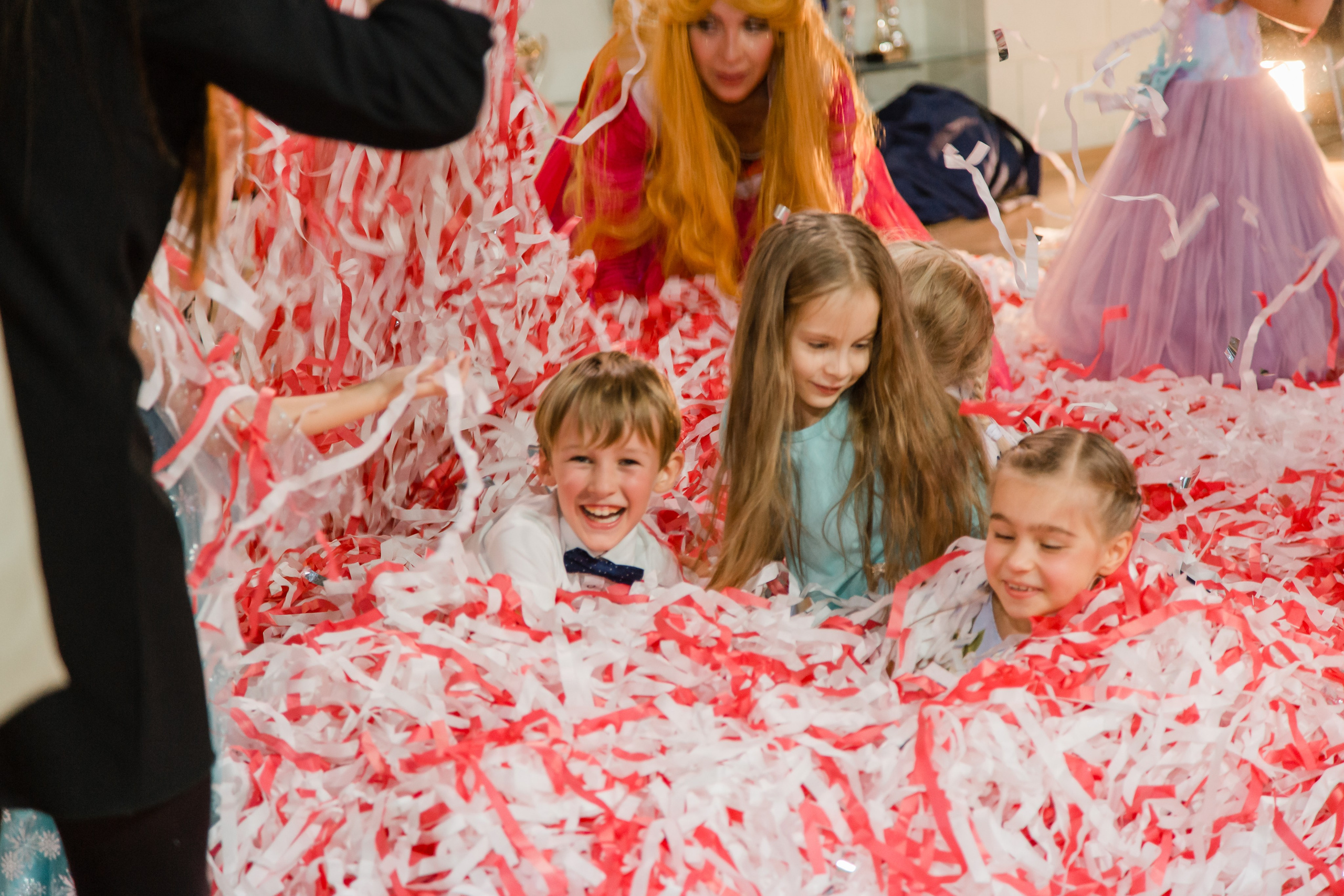 Фотосъемка детского дня рожденья. Видеосъемка и фотосъемка свадеб. Фотограф и оператор на свадьбу. Видеосъемка подкастов, собственная видео-фотостудии. Предметная фотосъемка