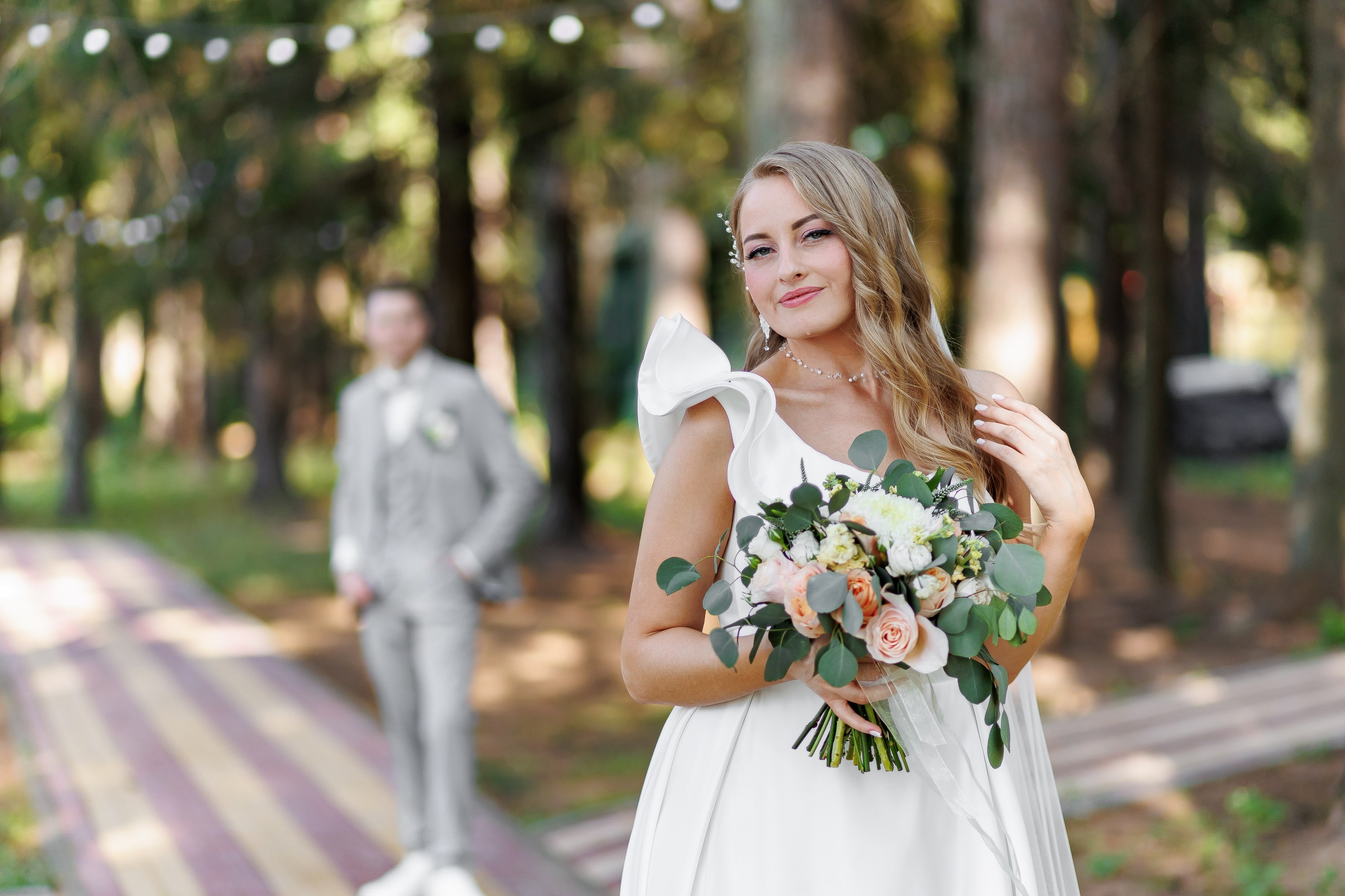 Магия свадебного дня в каждом кадре – доверьтесь профессионалу, который знает, как её сохранить.