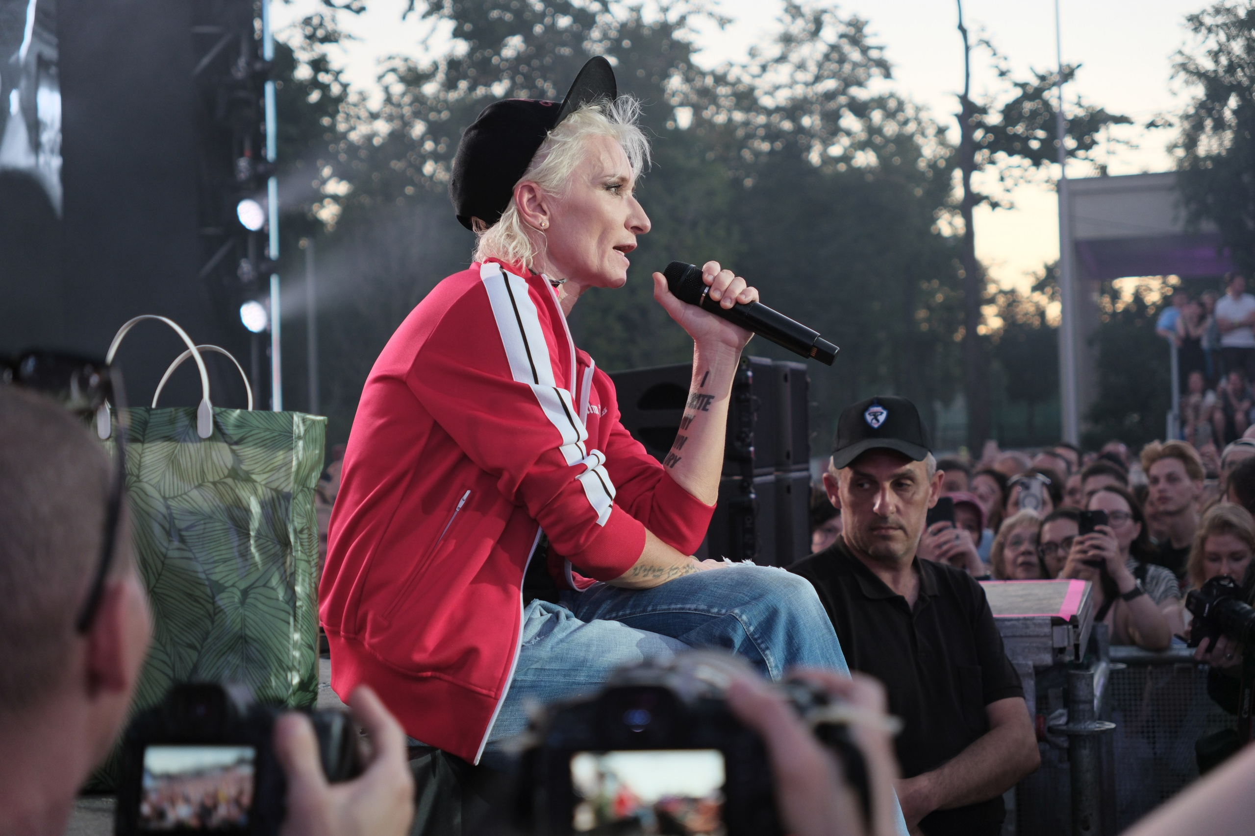 Диана Арбенина (группа «Ночные снайперы») — Москва, МТС Live Лето 2024. RedGeek - блогер и стручњак за образовање и ИТ Кирил Ситнов