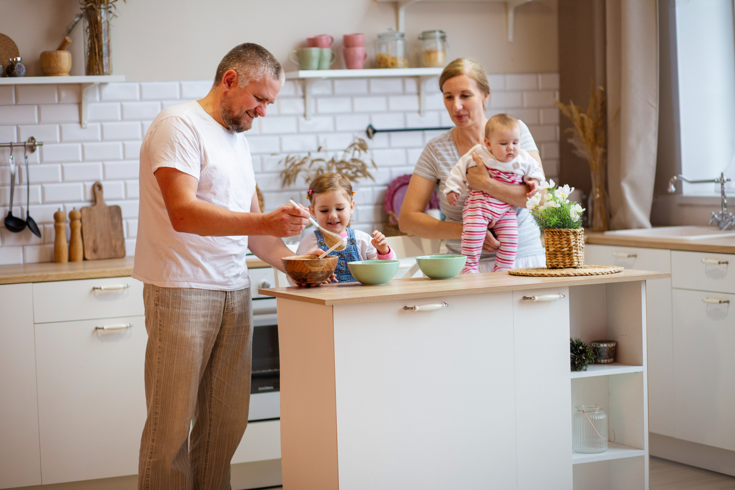 счастливая семья на кухне. они что-то готовят.