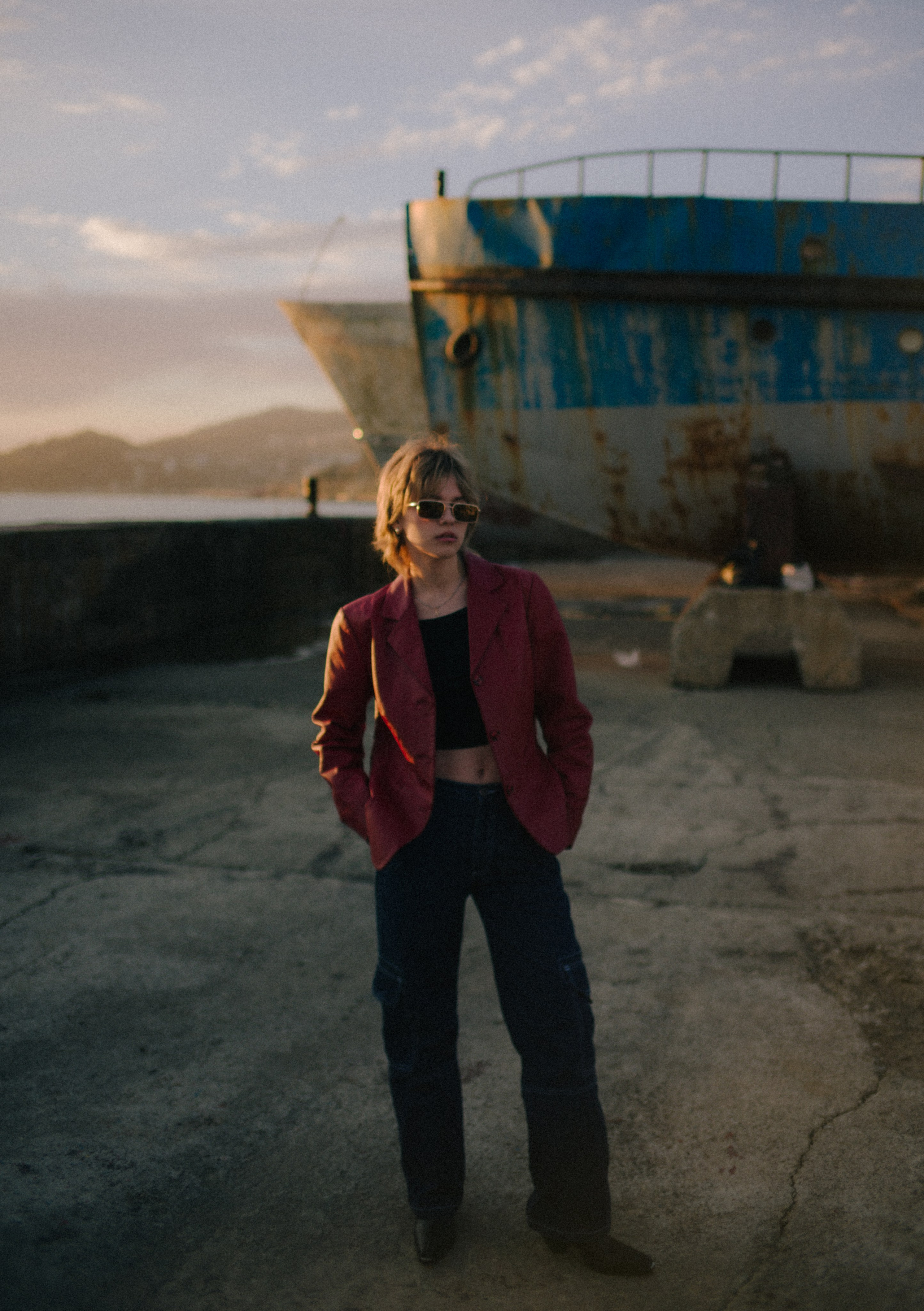 Вика среди заброшенных кораблей. Главная