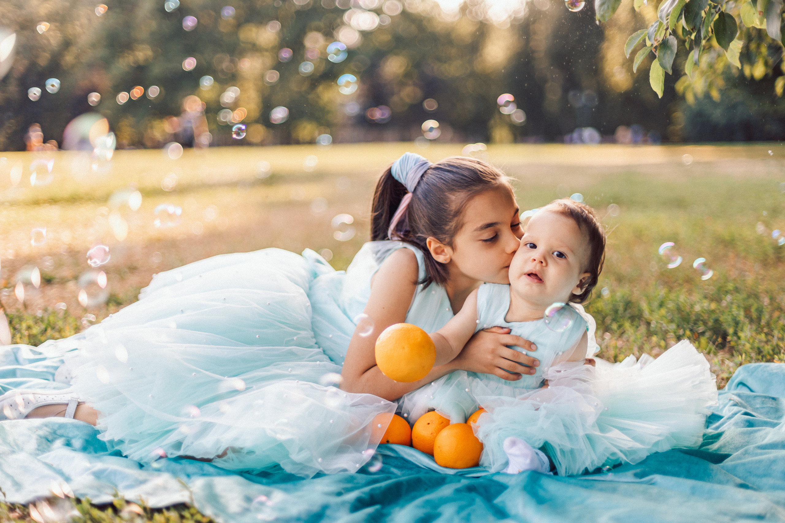 две сестренки обнимаются