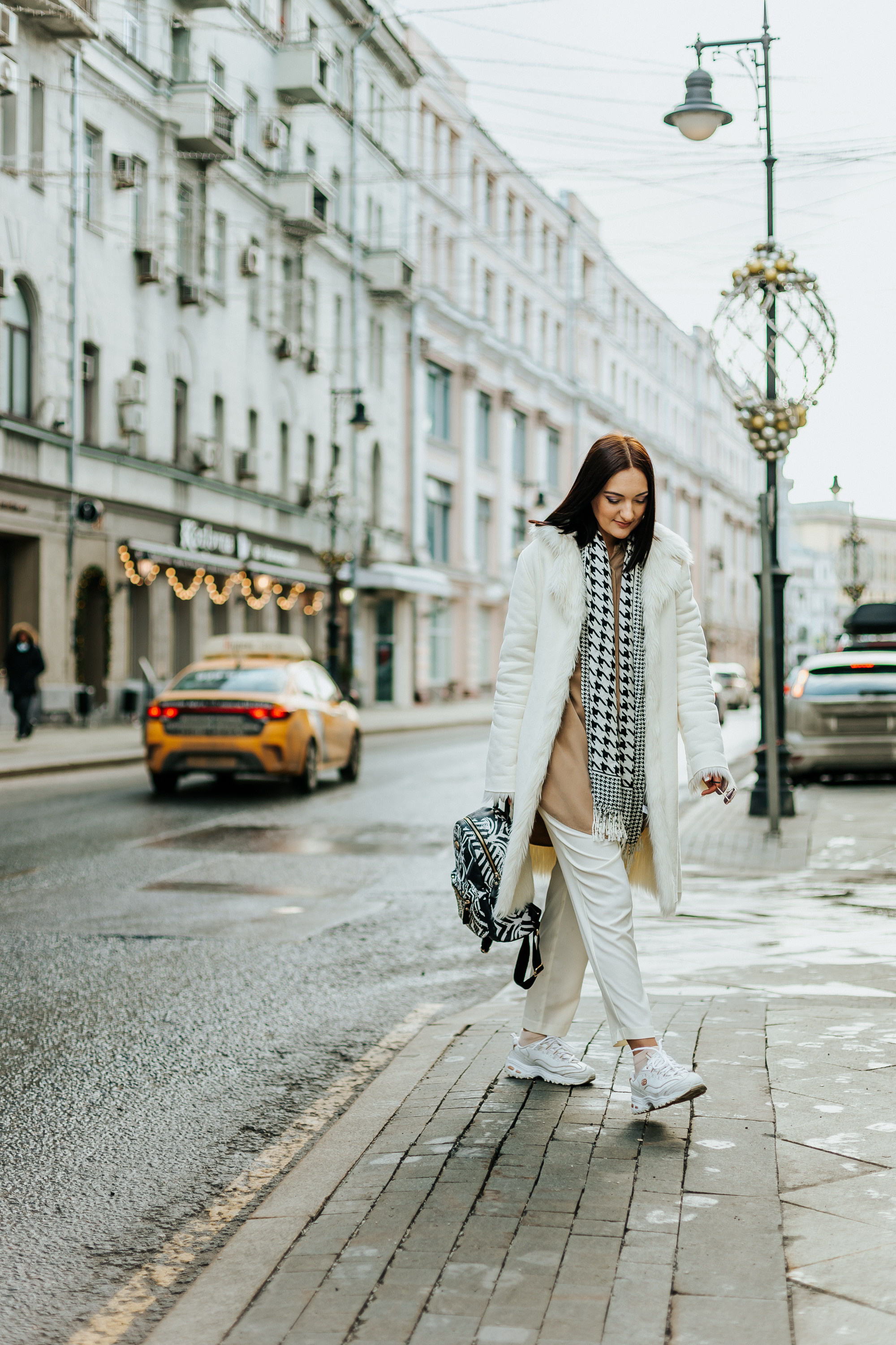 девушка весной гуляет на улице