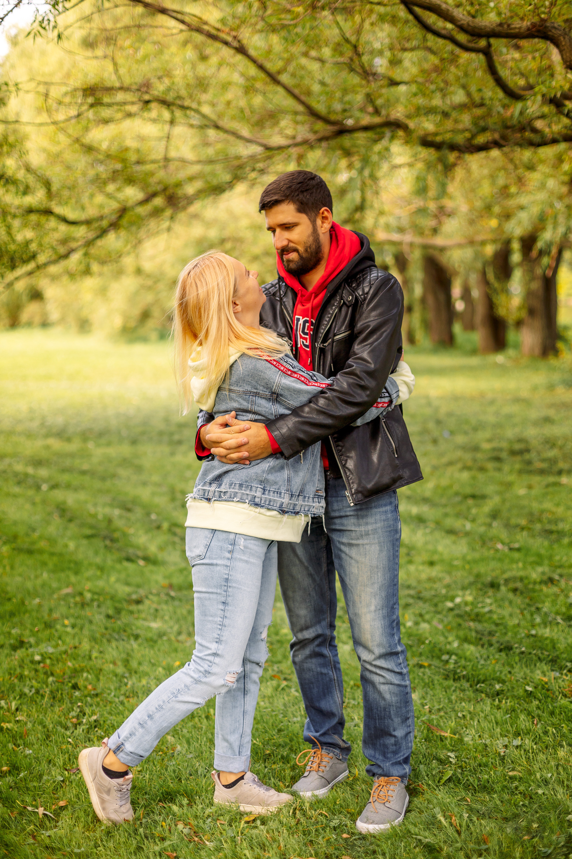 парень и девушка обнимаются