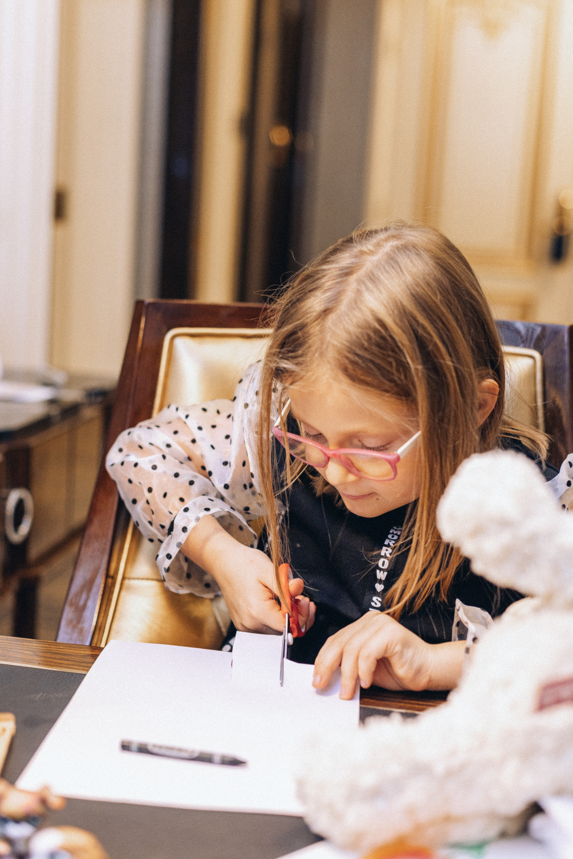 девочка вырезает ножницами