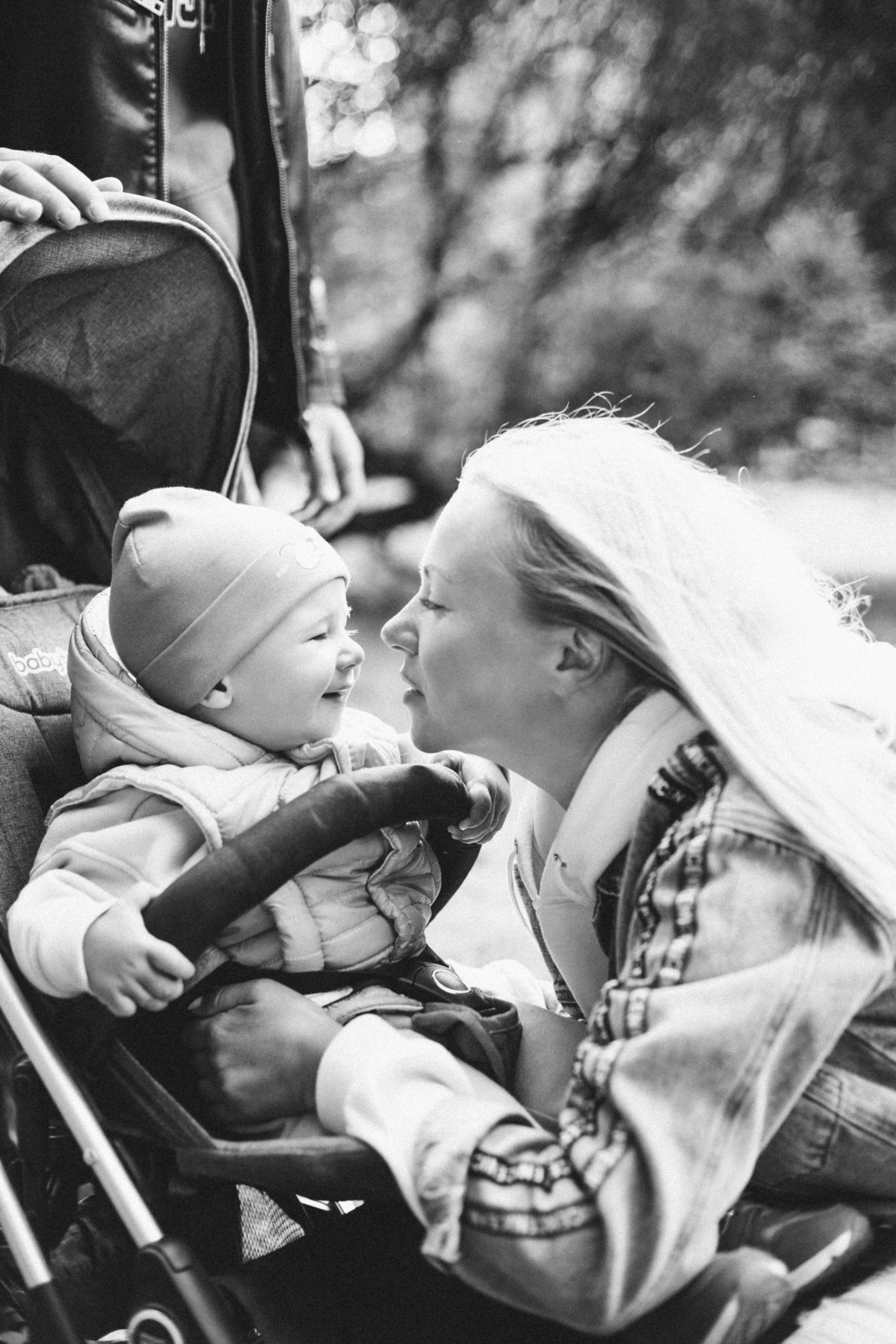 мама и сын на прогулке