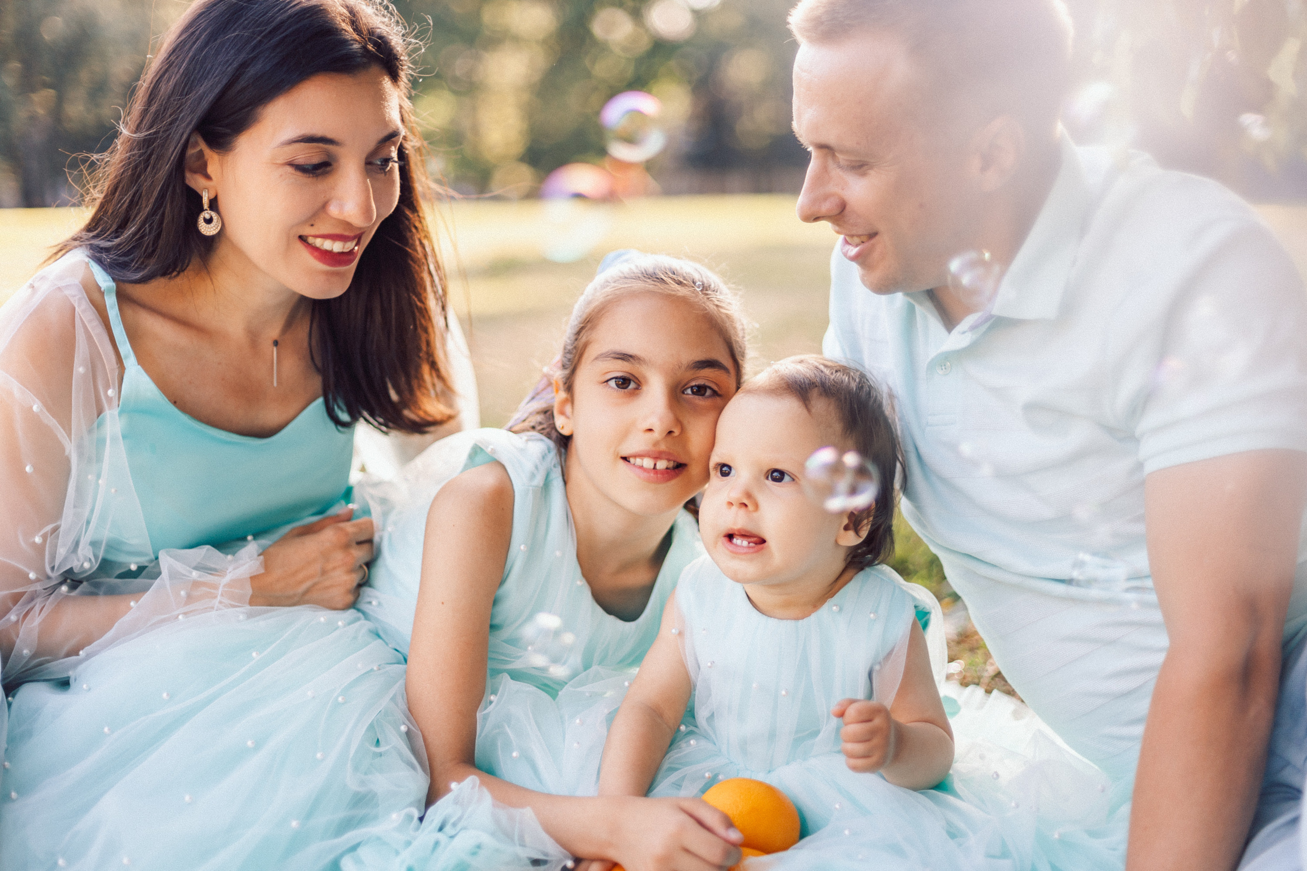 мыльные пузыри на прогулке в парке