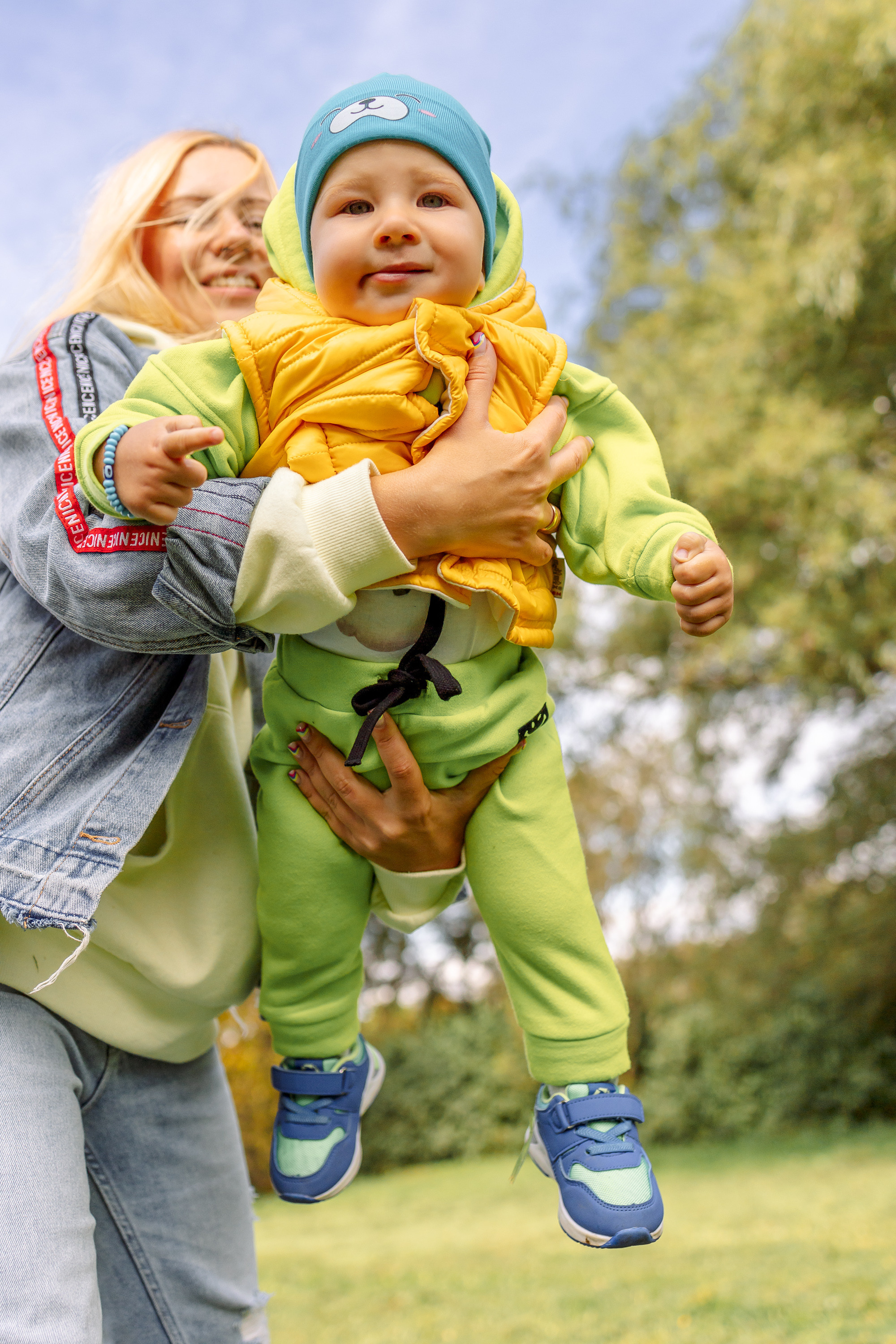 Мама подкидывает малыша вверх