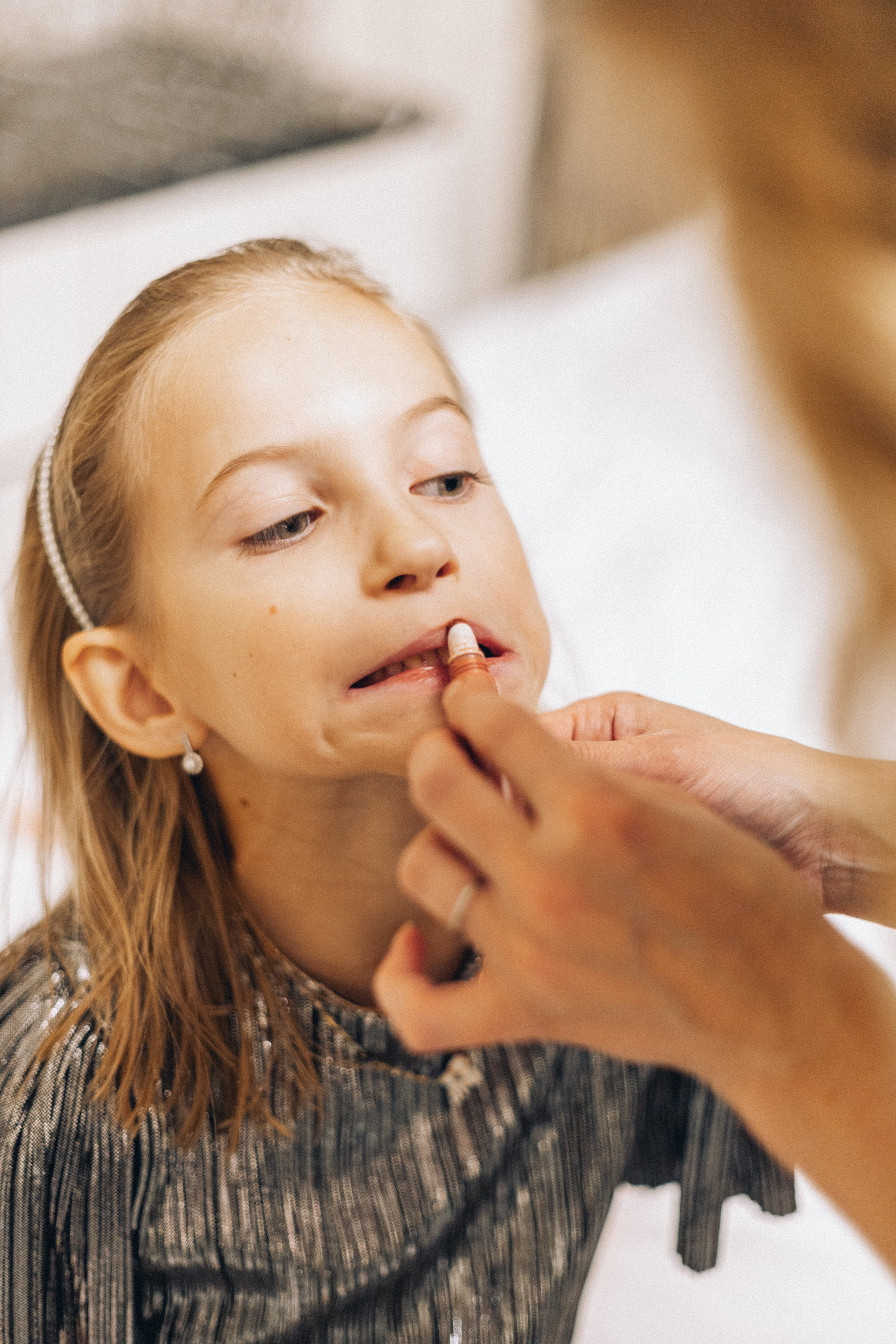 мама красит губы дочке