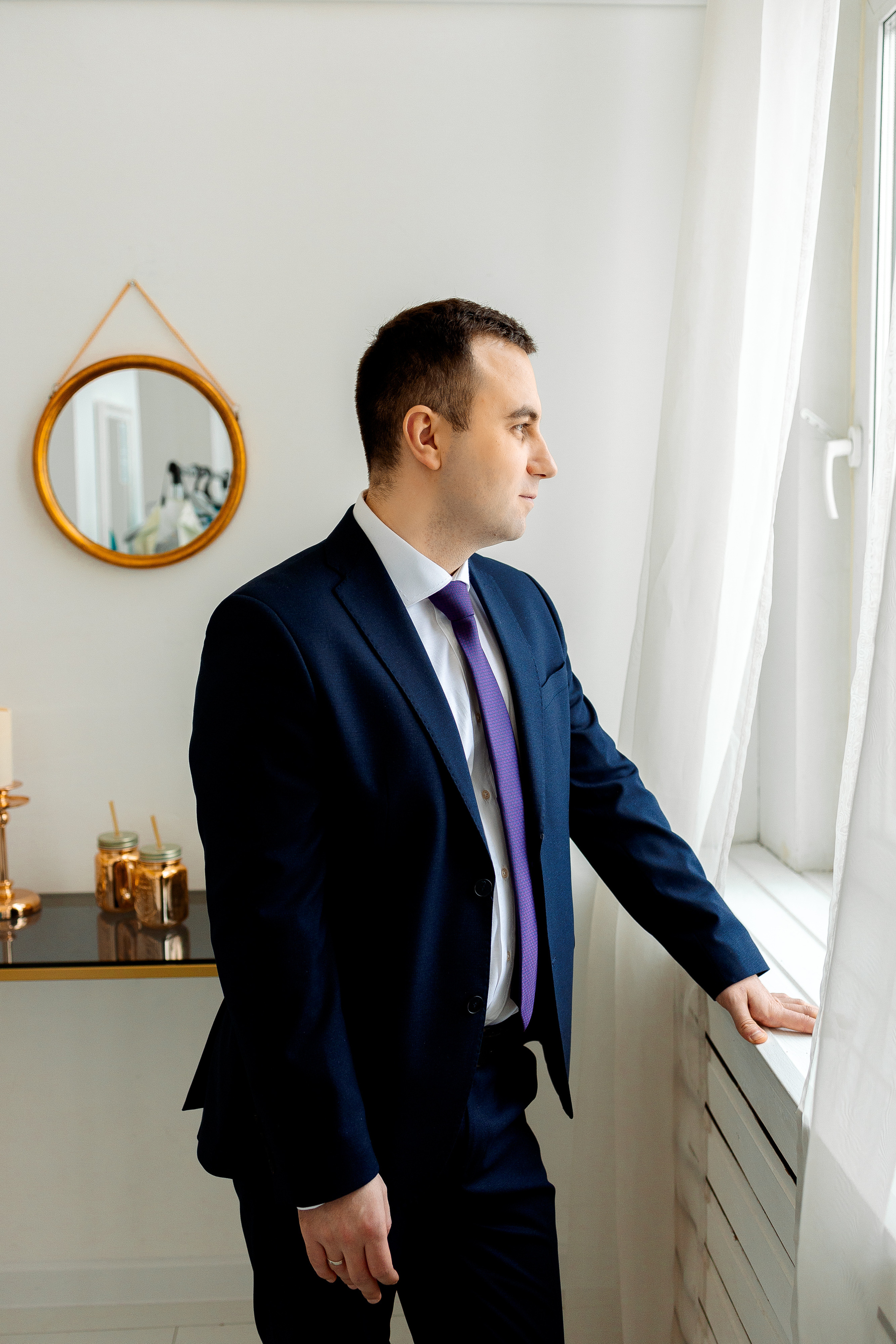 жених смотрит в окно