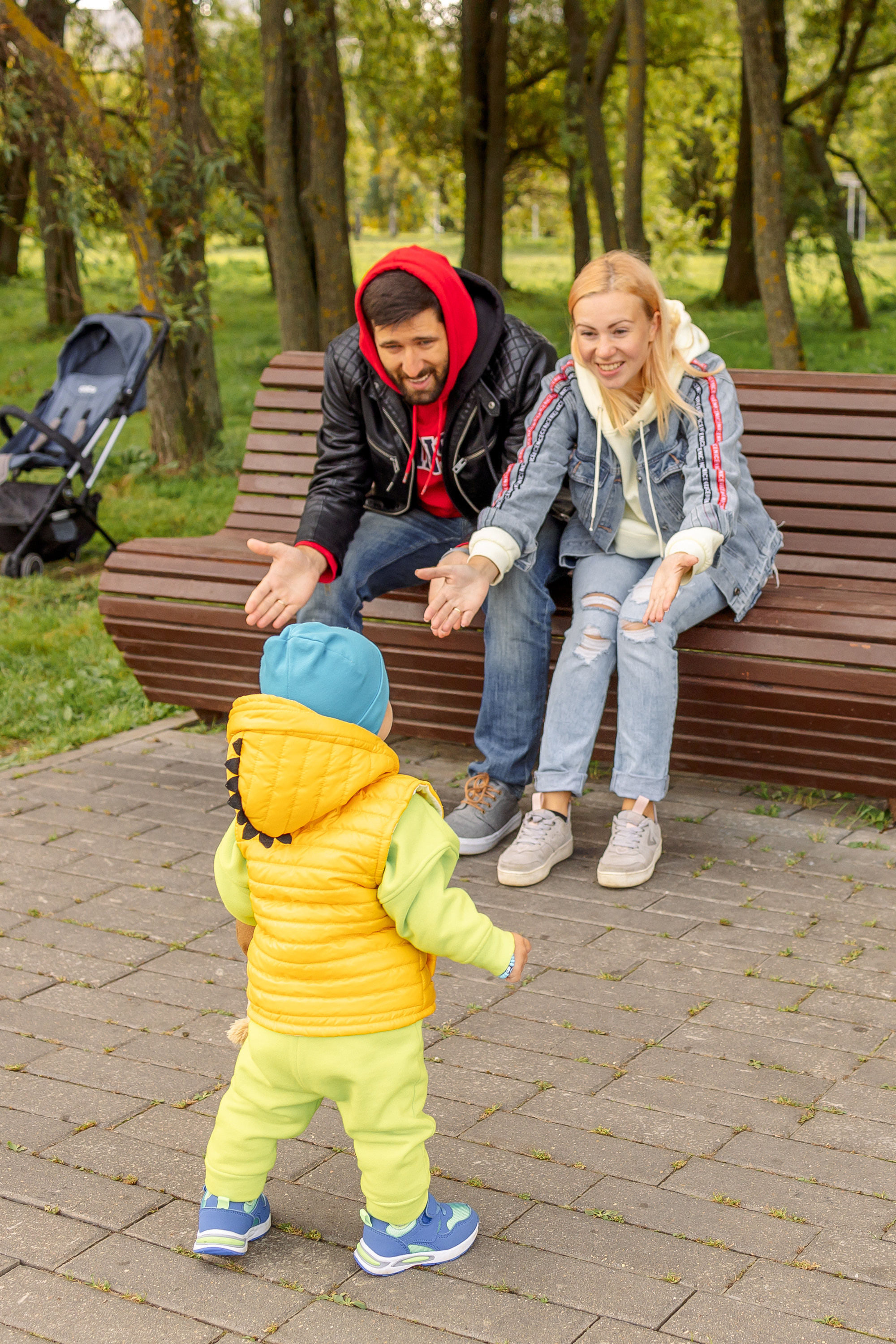 мама и папа зовут сына к себе