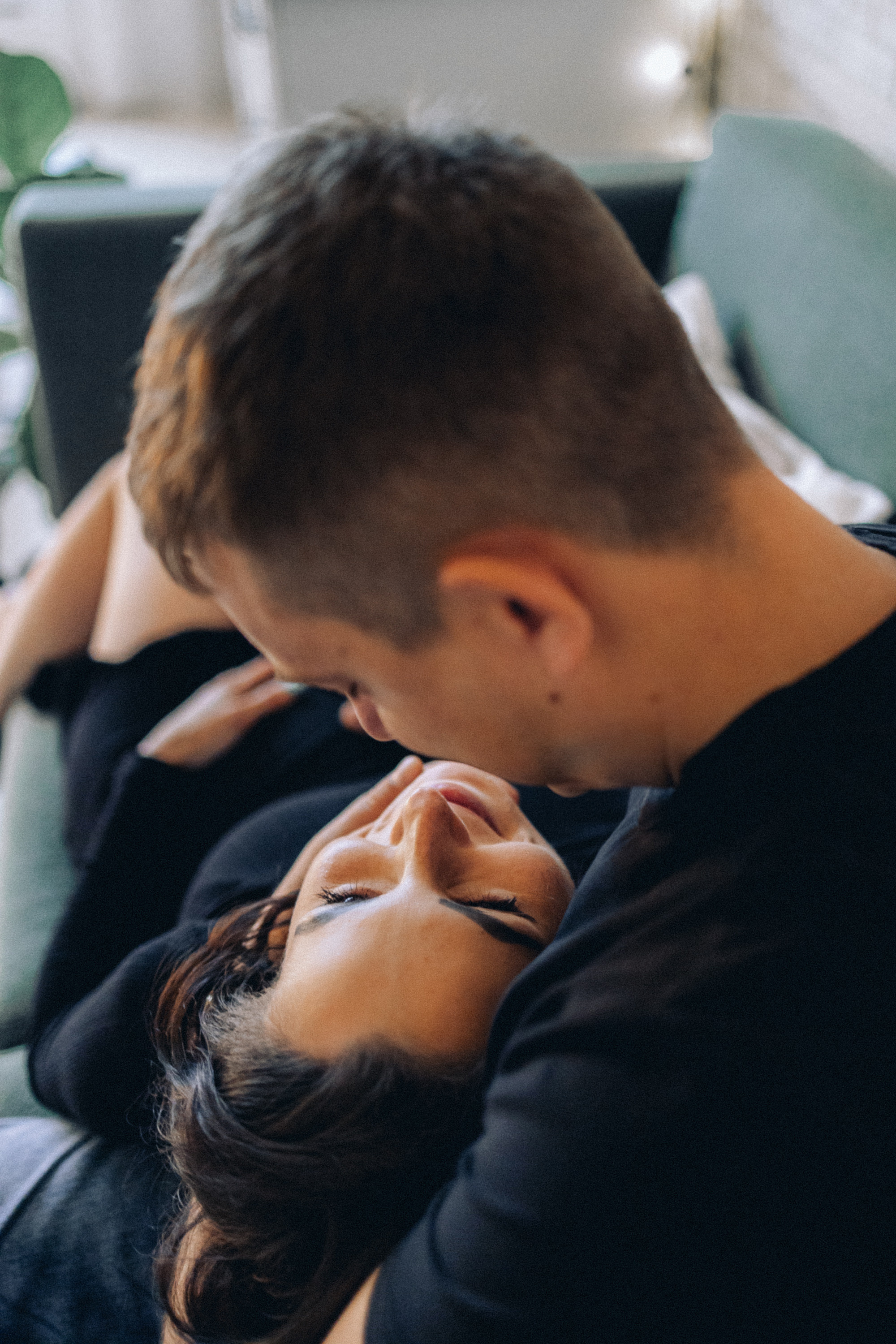 семейная пара обнимается